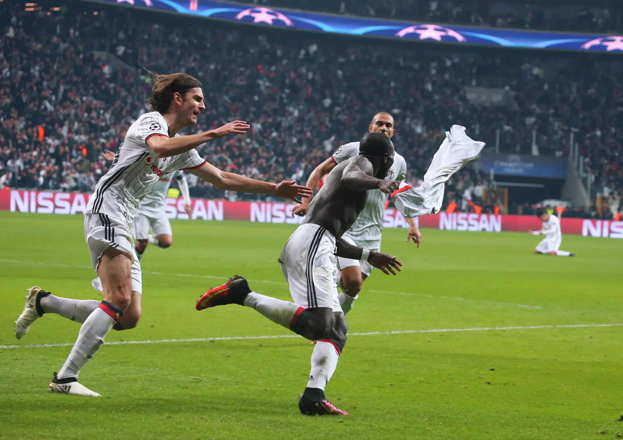 Hráči Besiktasu sú vo vytržení po tom, čo Vincent Aboubakar (v strede) vyrovnal v dueli LM proti Benfice na 3:3.