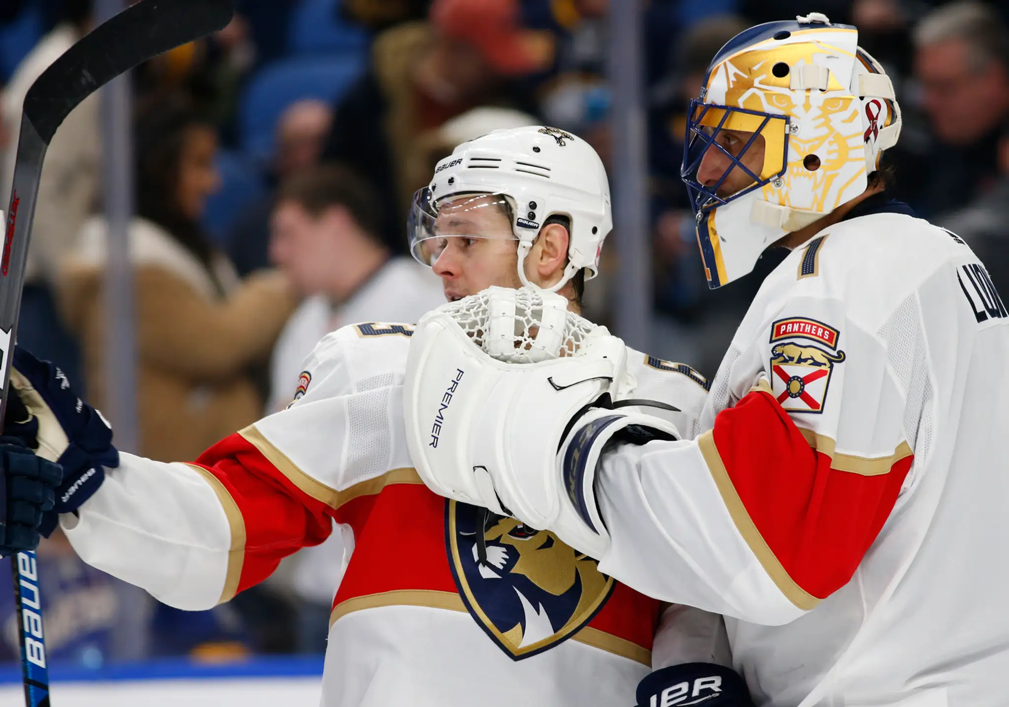 Zľava Jevgenij Dadonov a Roberto Luongo z Floridy oslavujú triumf nad Buffalom.