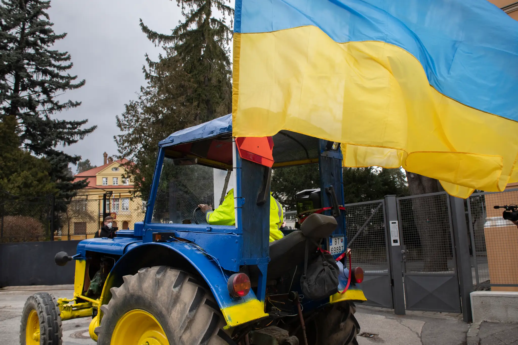 Protest na traktoroch pred ruskou ambasádou v Bratislave.
