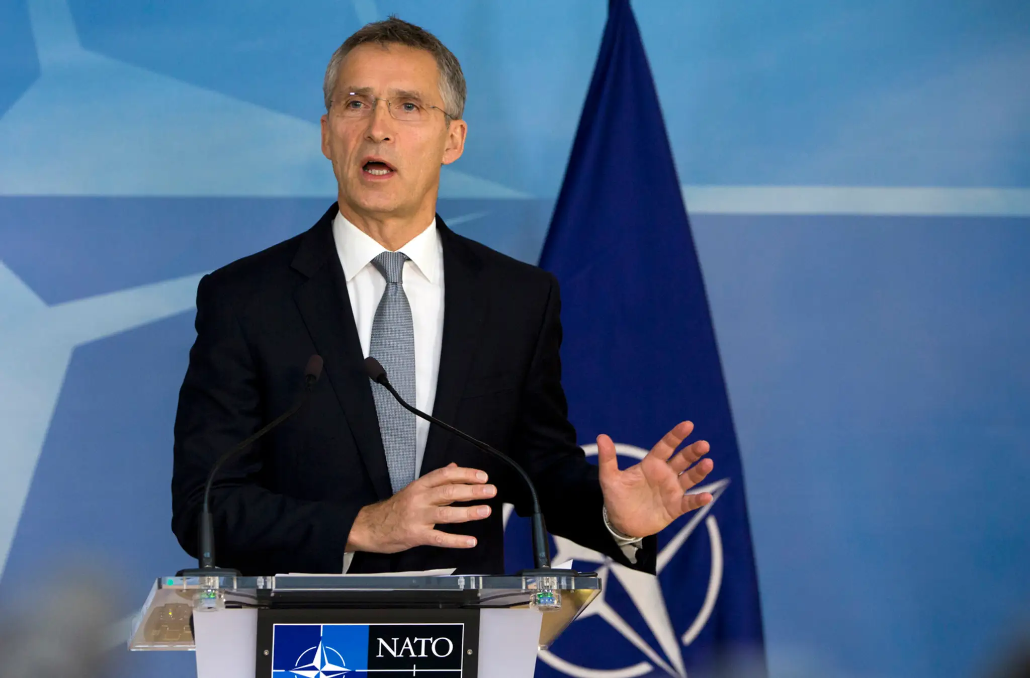 Generálny tajomník NATO Jens Stoltenberg odpovedá na otázky o amerických prezidentských voľbách 9. novembra 2016 v Bruseli.