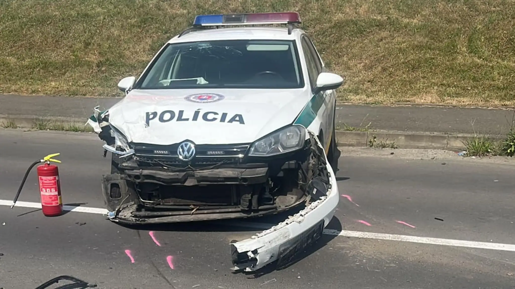 Policajné auto po nehode.