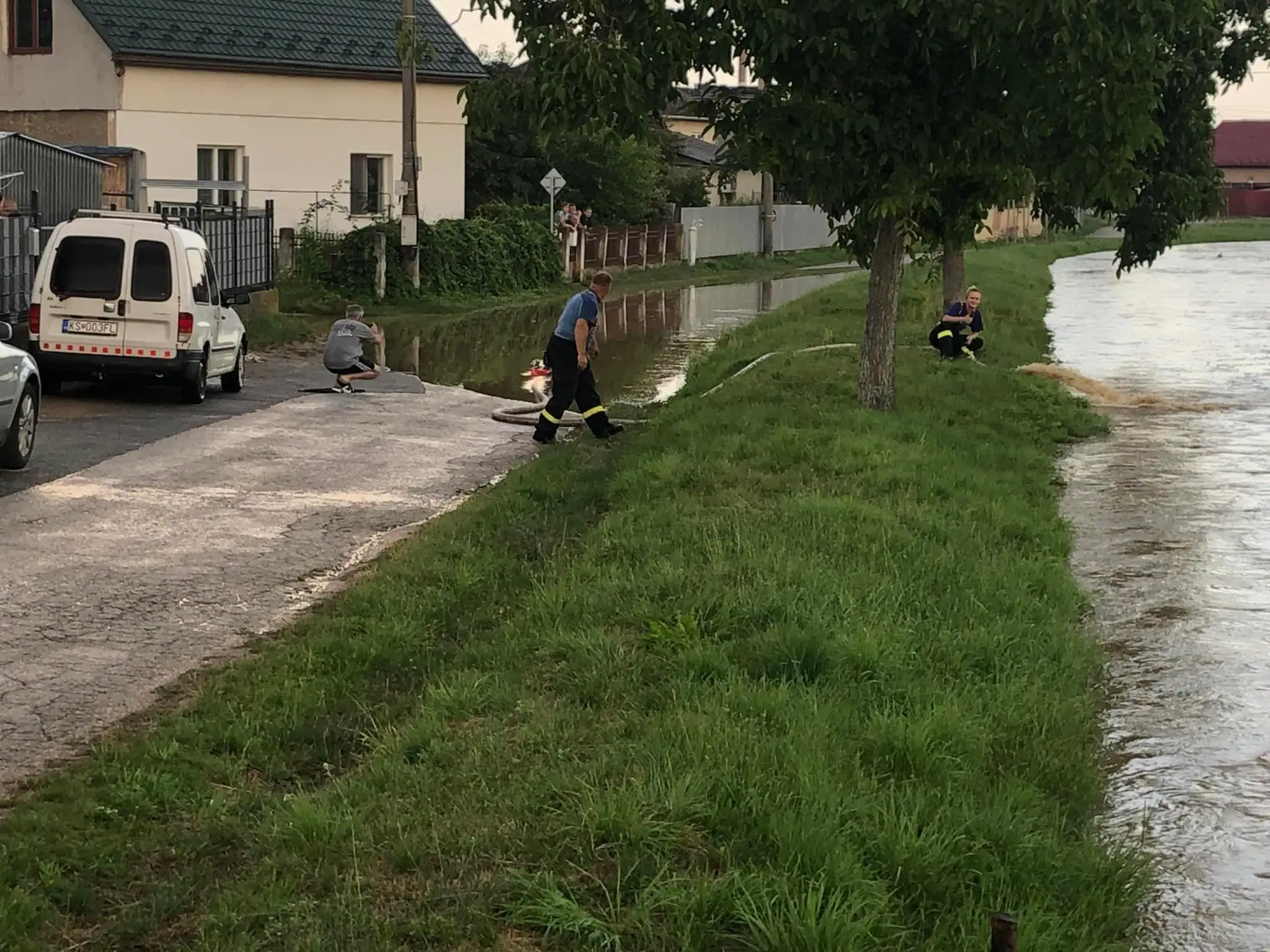 Pre stúpajúcu vodu potoka v obci stavali protipovodňové bariéry. Zdroj: Lukáš Macák