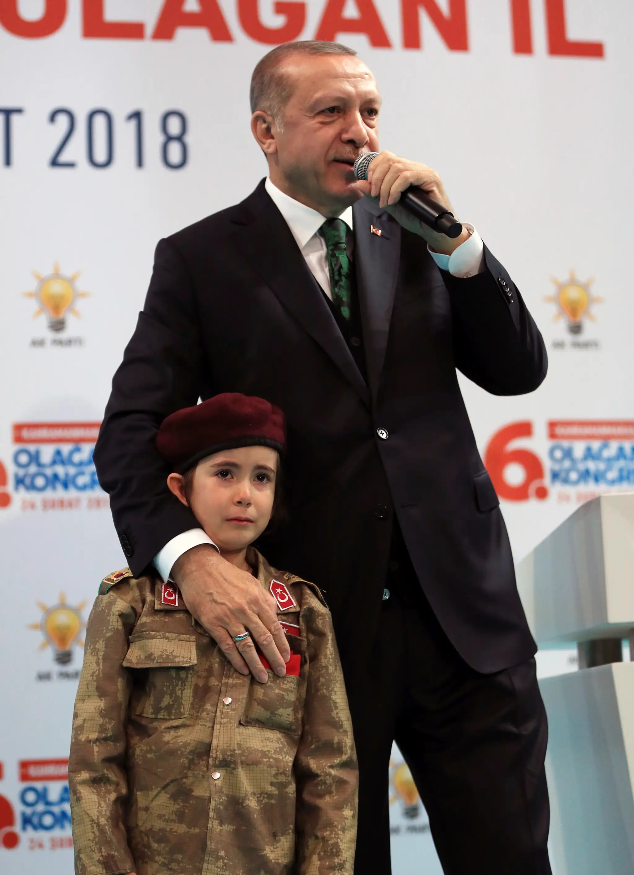 Tureckého prezidenta zaujalo oblečenie malej "vojačky."