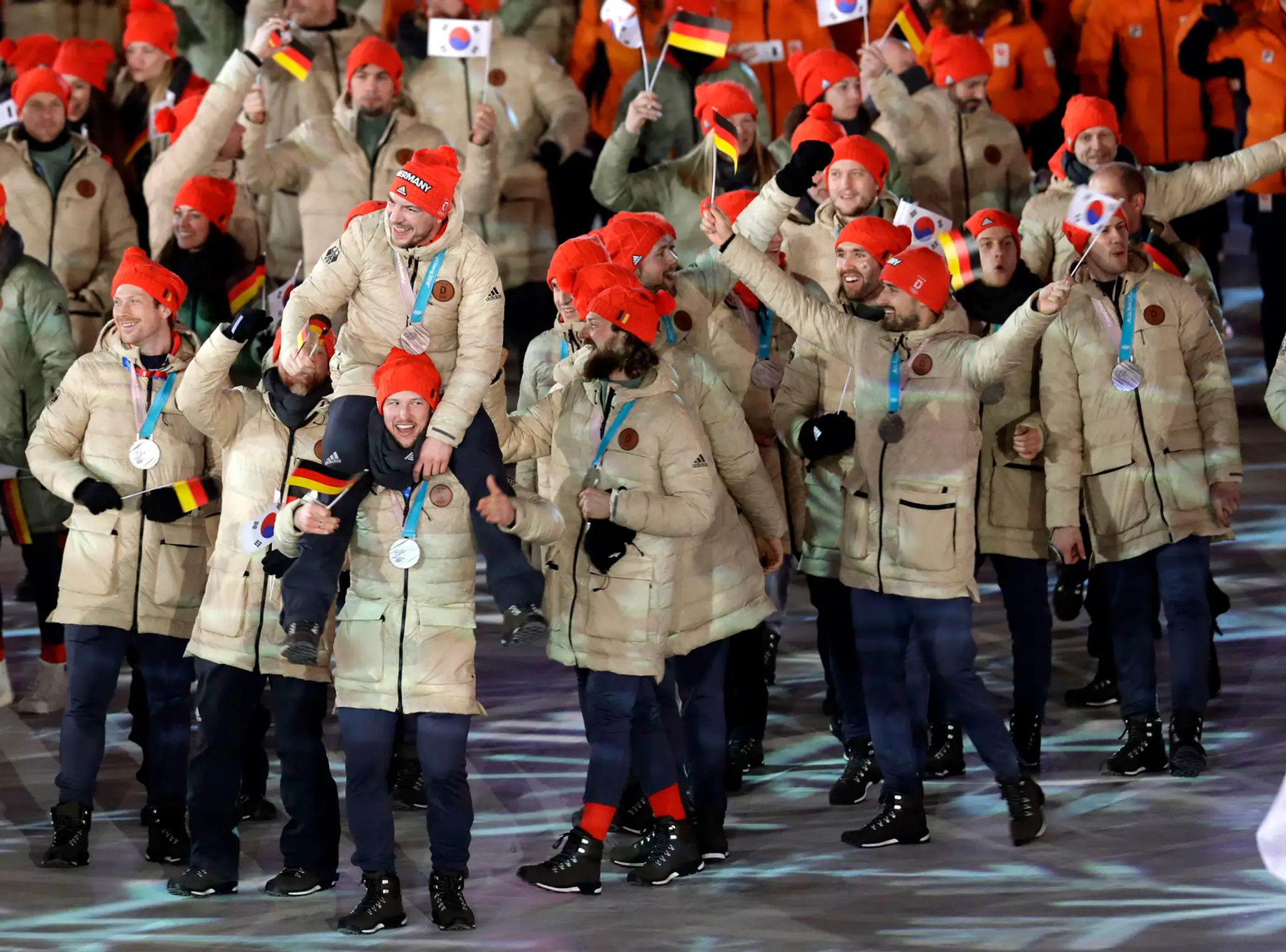 Členovia nemeckej olympijskej výpravy počas záverečného ceremoniálu.