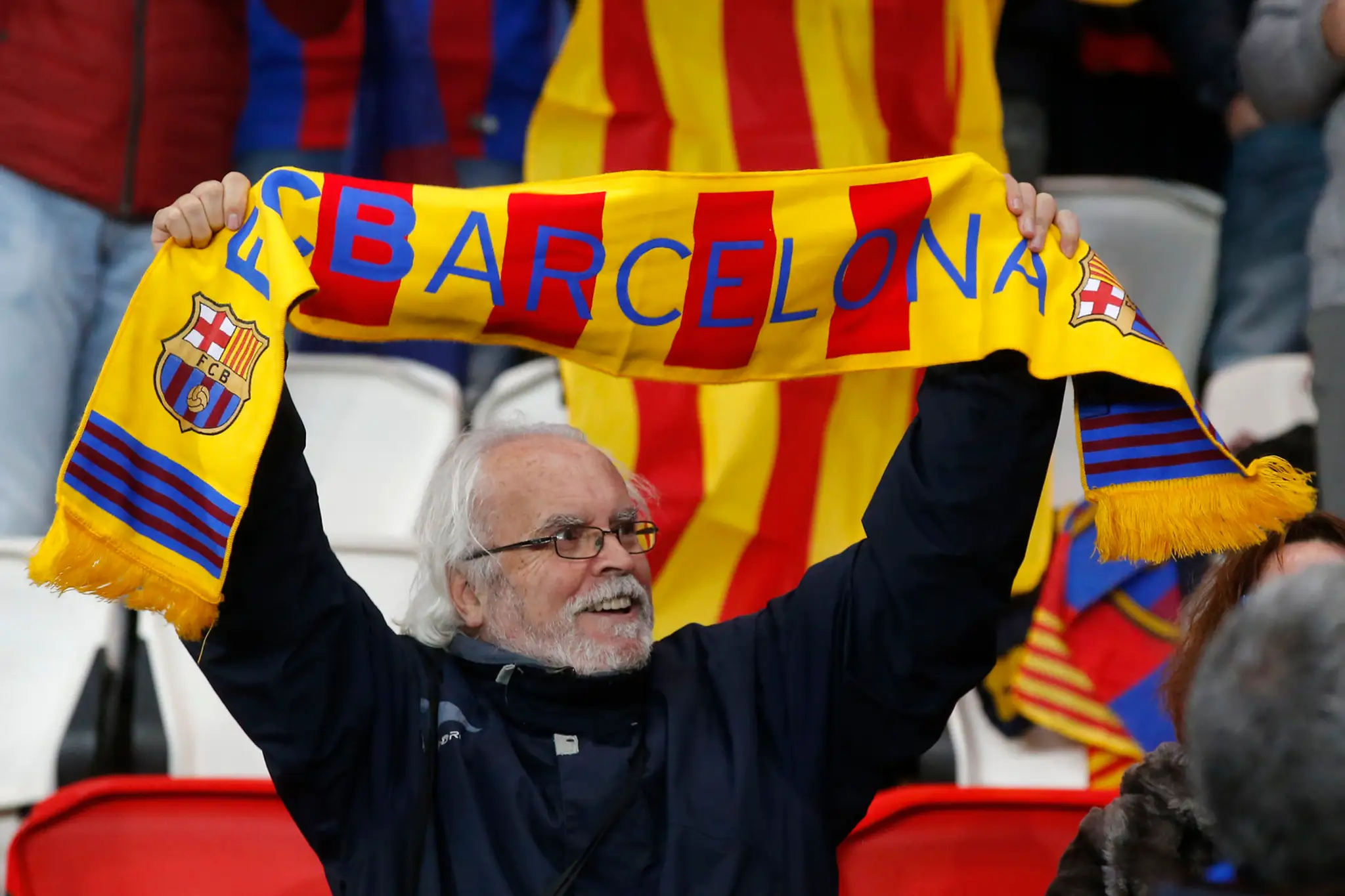 Fanúšik Barcelony pred prvým duelom osemfinále LM proti PSG.