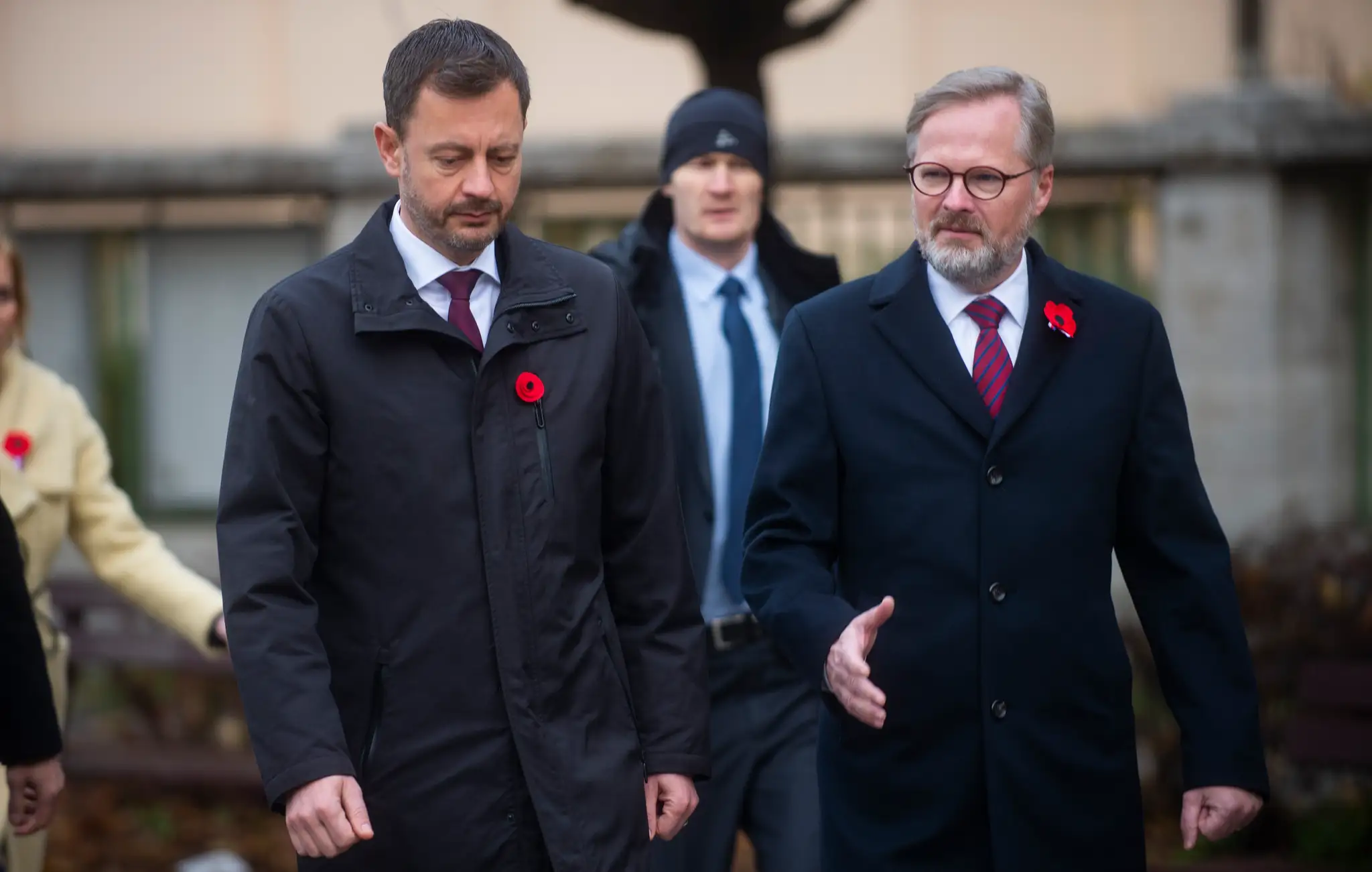 Na snímke zľava slovenský premiér Eduard Heger (OĽaNO) a český premiér Petr Fiala počas spoločného uctenia pamiatky padlých vojakov pri príležitosti Dňa vojnových veteránov.