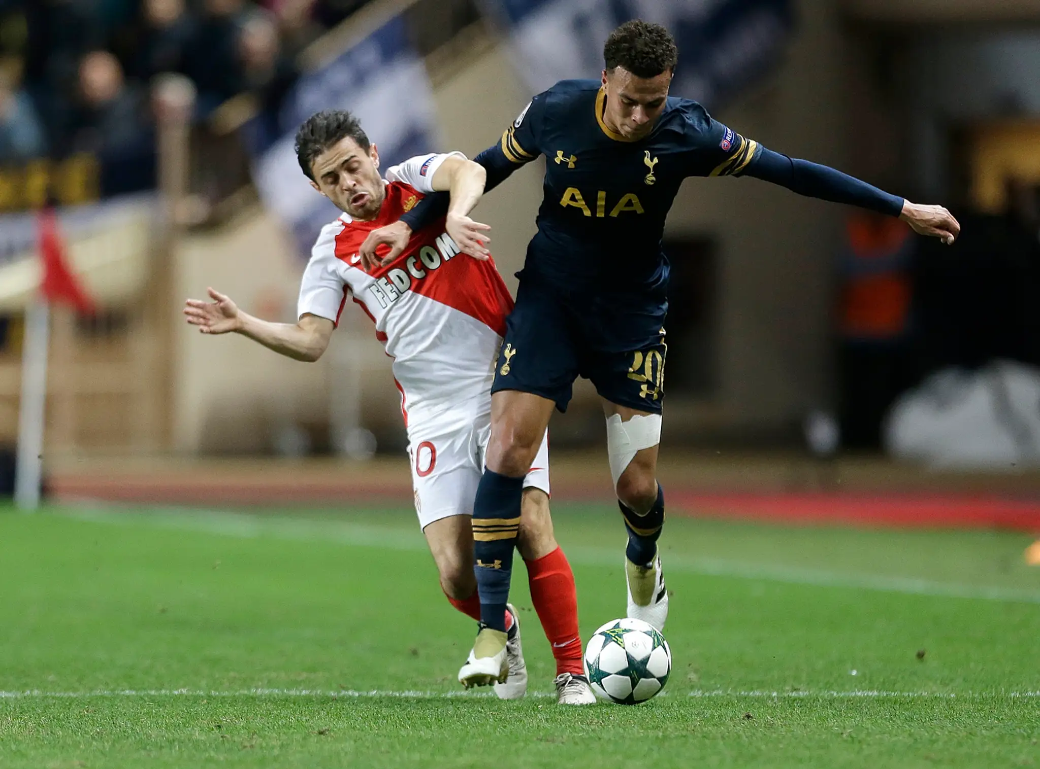 V súboji o loptu hviezdička Tottenhamu Dele Alli (vpravo) proti Bernardovi Silvovi z AS Monaco v zápase LM.