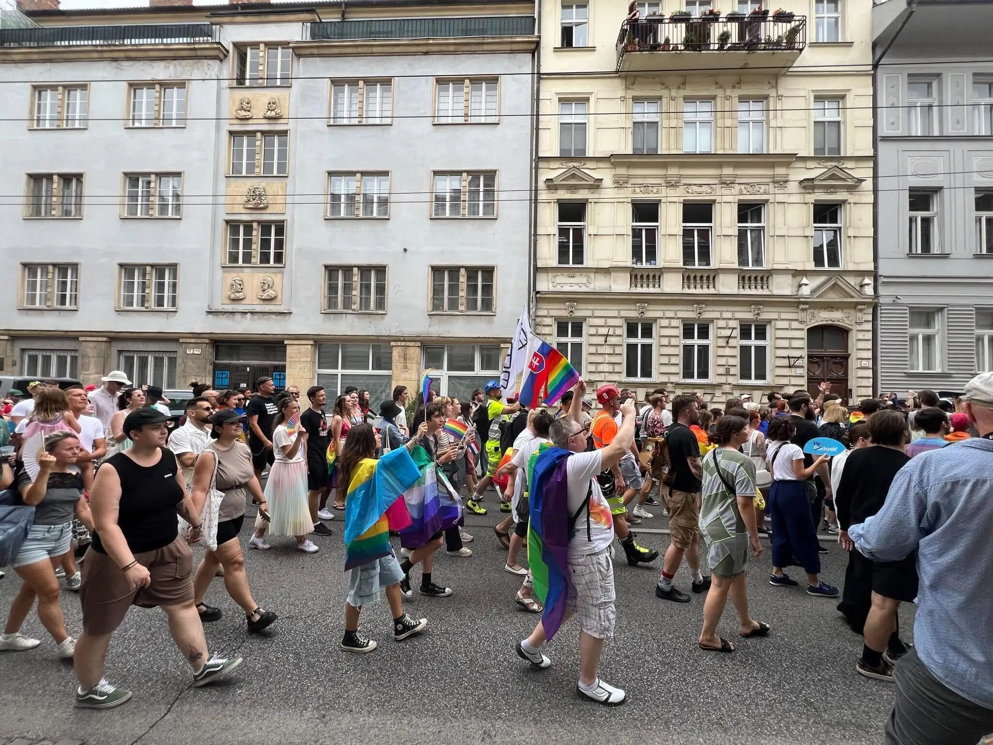 Dúhový Pride v uliciach Bratislavy.