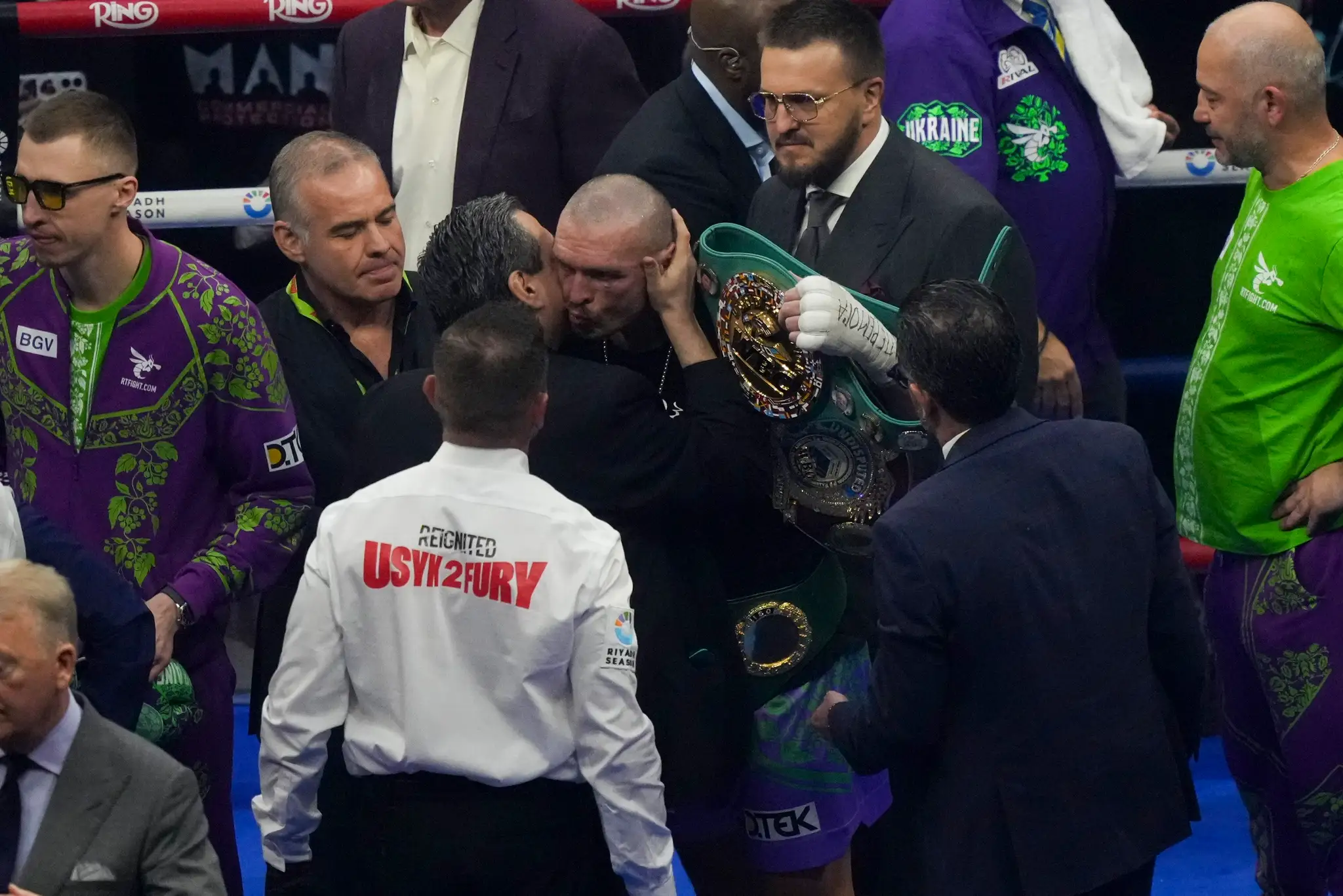 Oleksandr Usyk prijíma gratulácie po víťazstve nad Tysonom Furym.