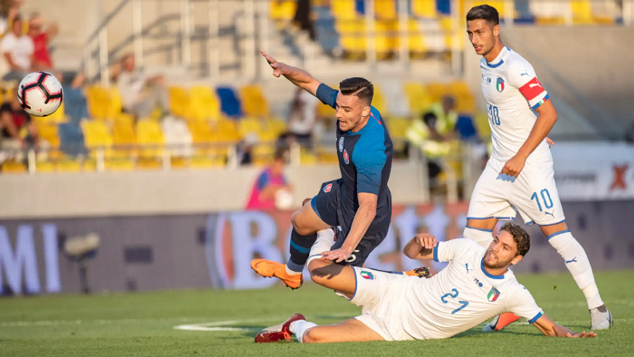 Talianski reprezentanti do 21 rokov Rolando Mandragora, Manuel Locatelli a ich slovenský rovesník Milan Dimun.