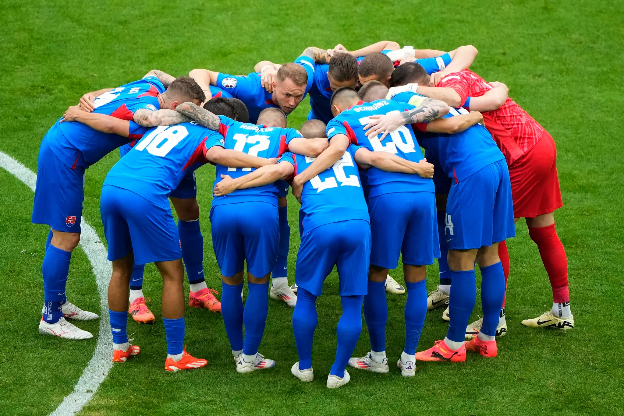 Slovenská reprezentácia pred začiatkom osemfinále ME 2024 proti Anglicku.
