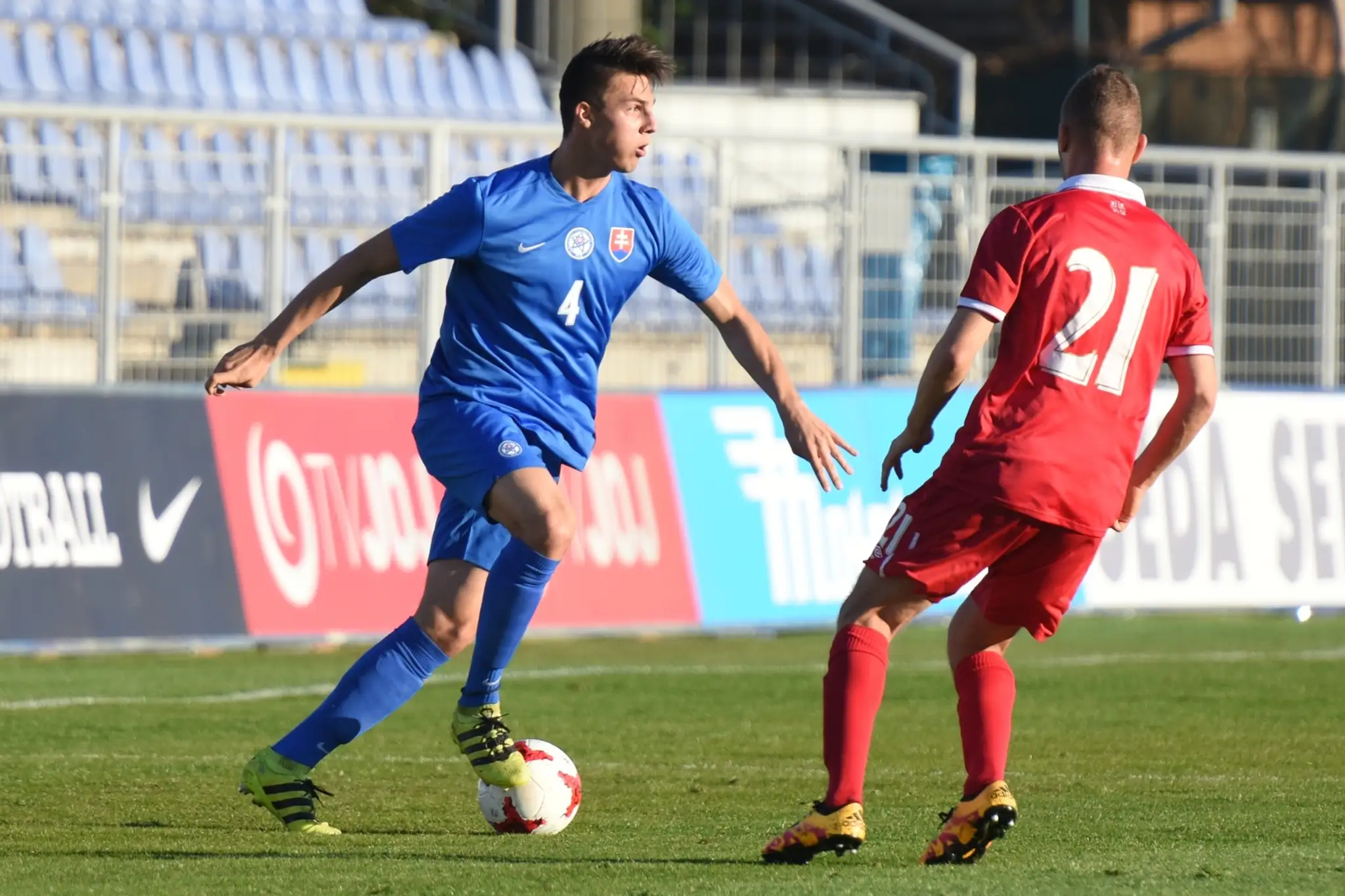 Martin Valjent (vľavo) a Veljko Simič v dueli Slovensko U21 - Srbsko U21.