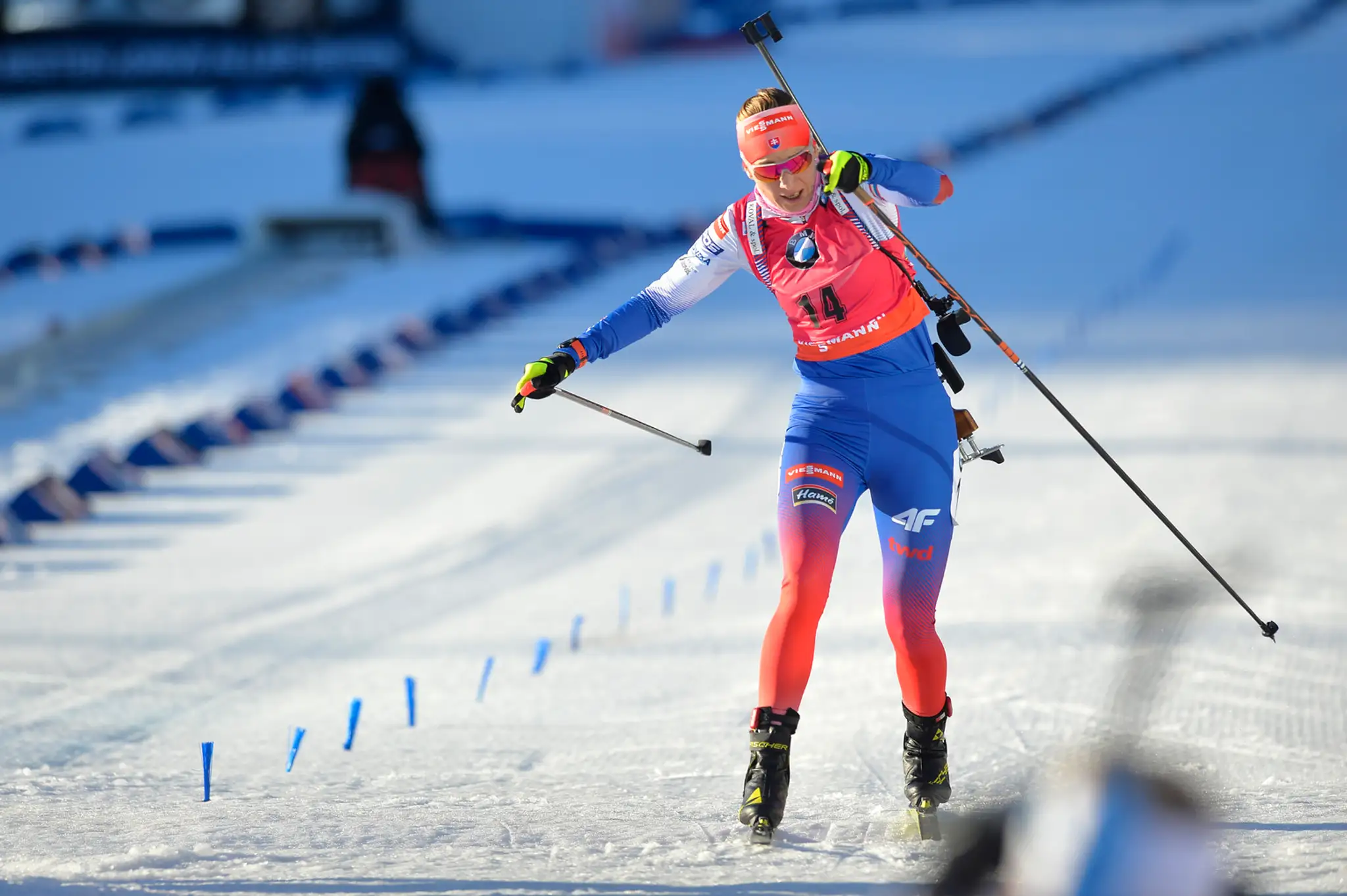 Biatlonistka Anastasia Kuzminová v cieli šprintu v Osle na Holmenkollene.
