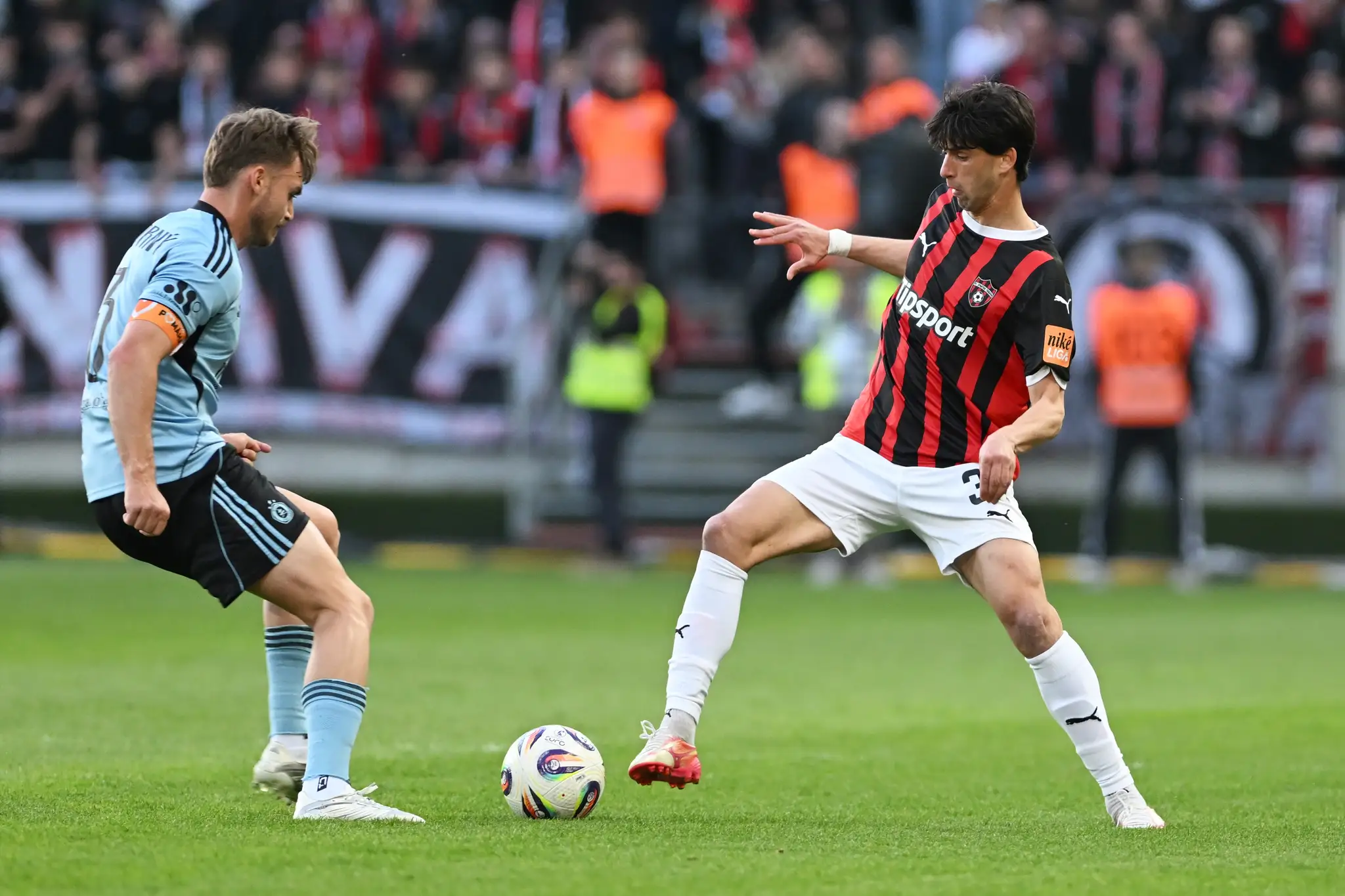 Vpravo hráč Trnavy Luka Chorcheli a hráč Slovana Peter Pokorný počas zápasu 7. kola nadstavbovej časti Niké ligy v skupine o titul.