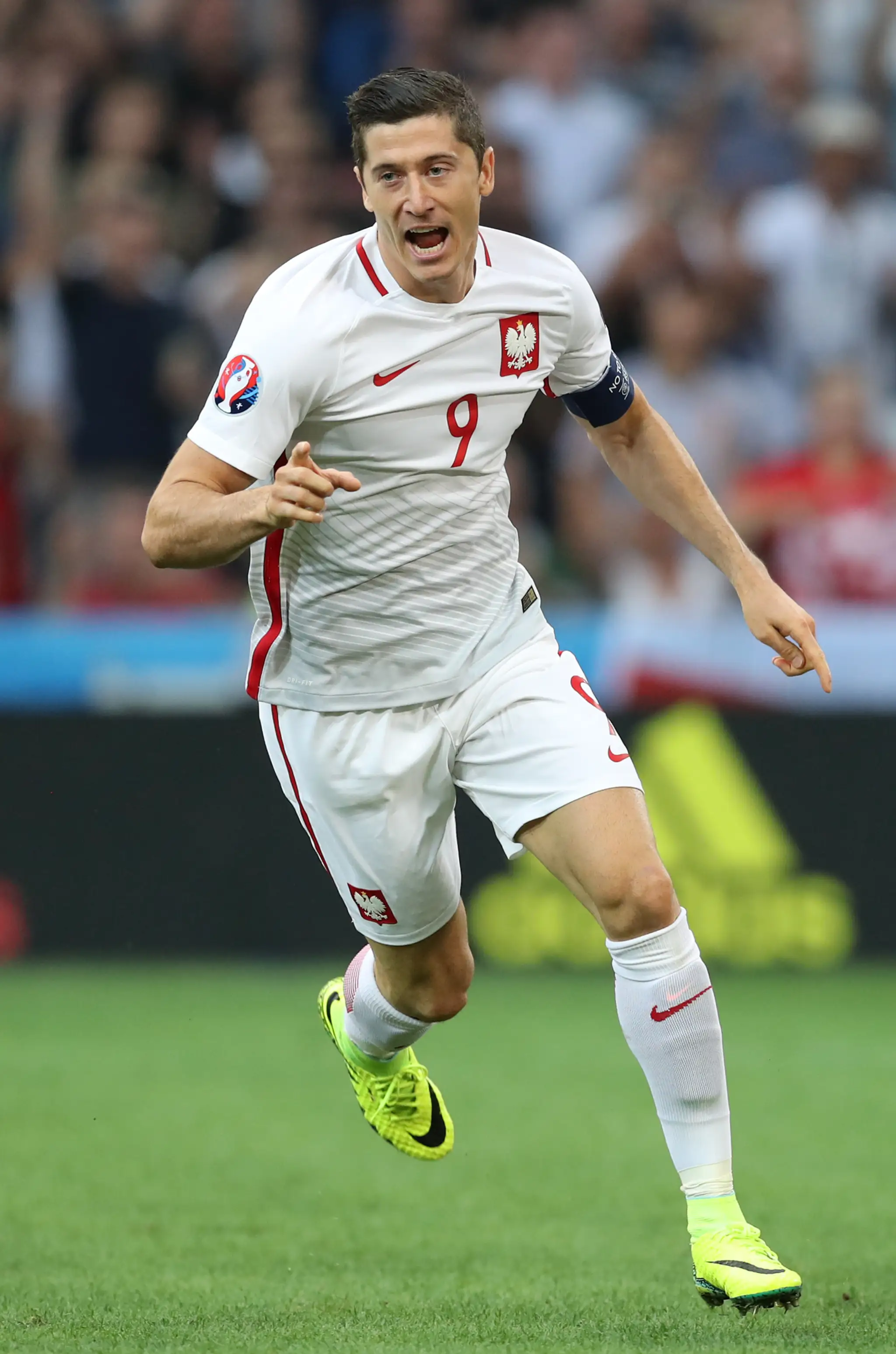 Robert Lewandowski z Poľska sa teší po strelení úvodného gólu vo štvrťfinále ME proti Portugalsku.