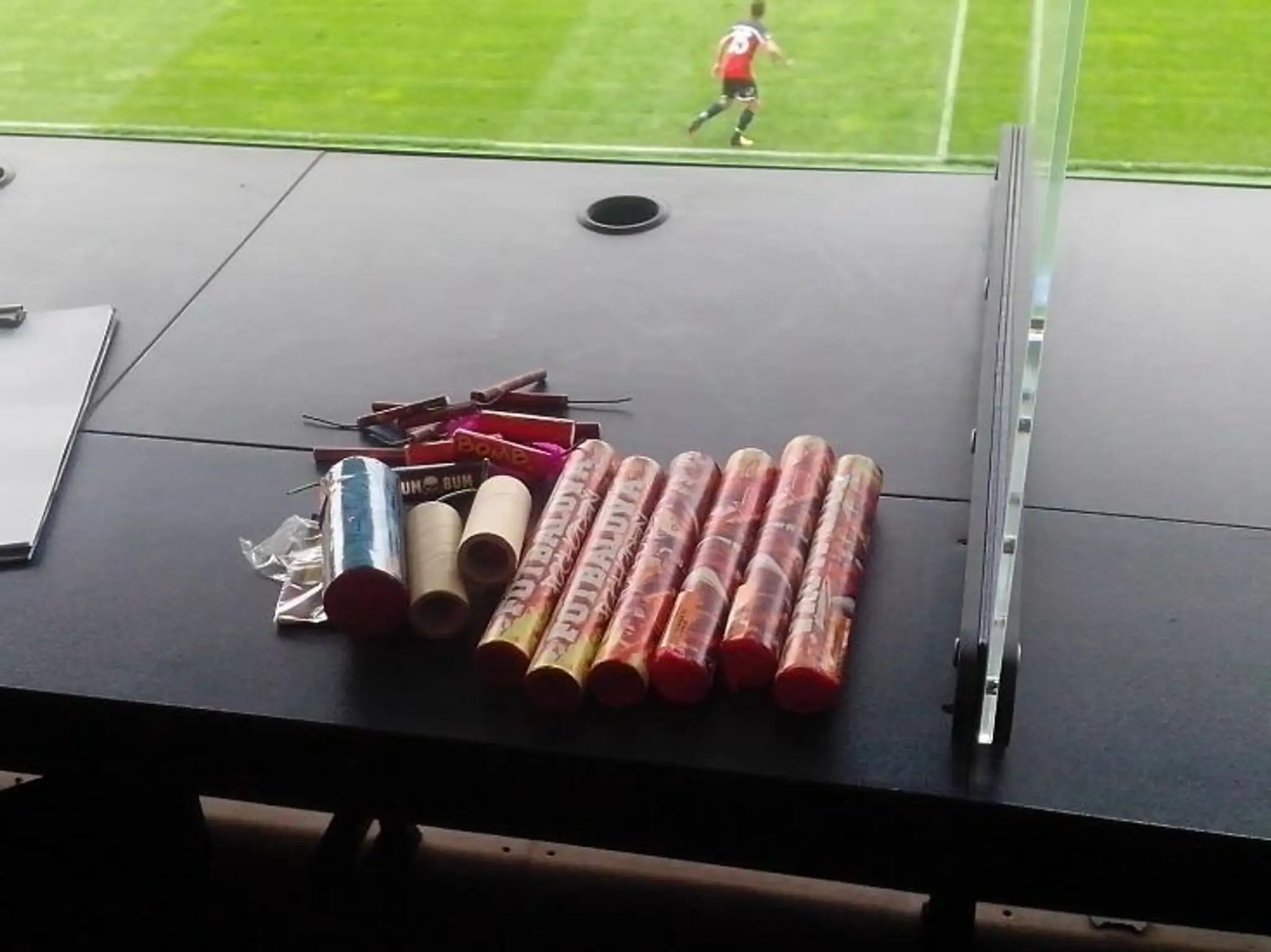 Pyrotechnika, ktorú fanúšikom na tribúne vyhodil Matej Vargic.
