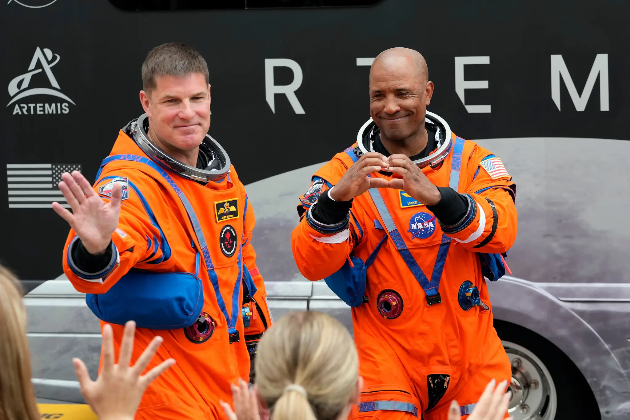Astronauti pred odchodom na štartovaciu rampu