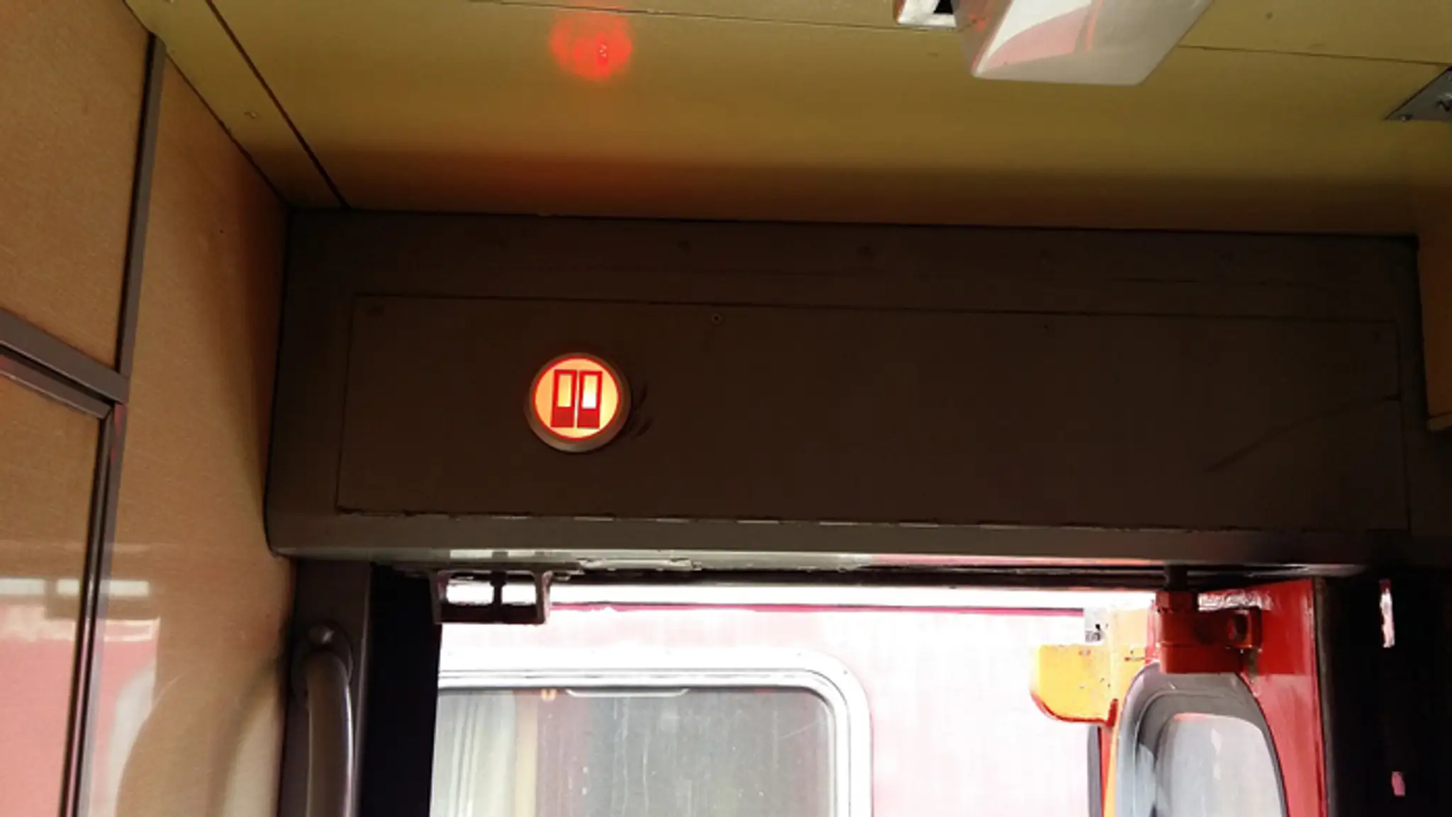 Signalizácia zatvorených dverí zvnútra.