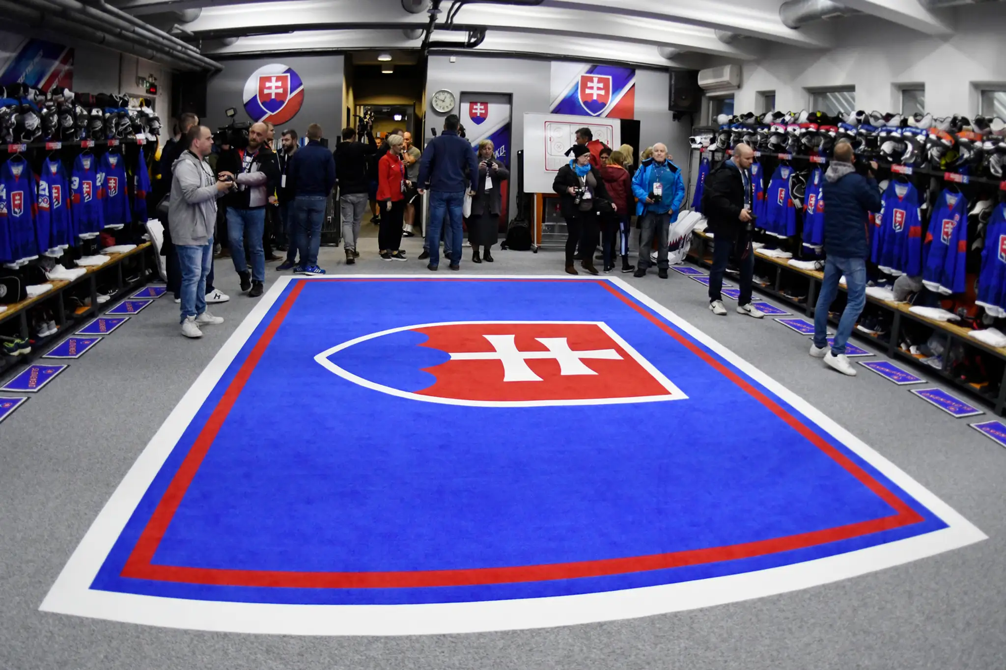 Sprchy pri šatni slovenskej reprezentácie v košickej Steel aréne.
