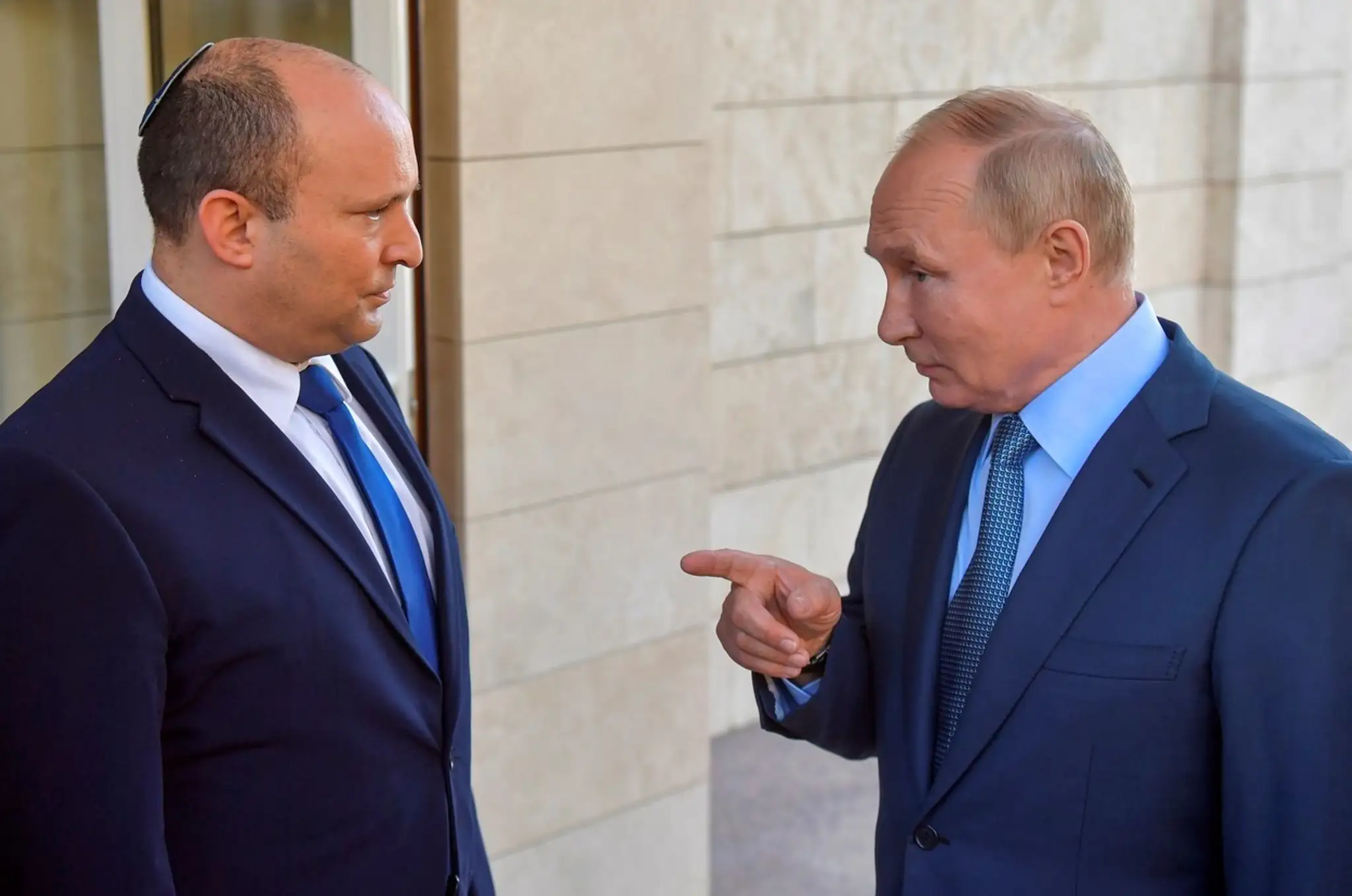 Naftali Bennett a Vladimír Putin na archívnej snímke.