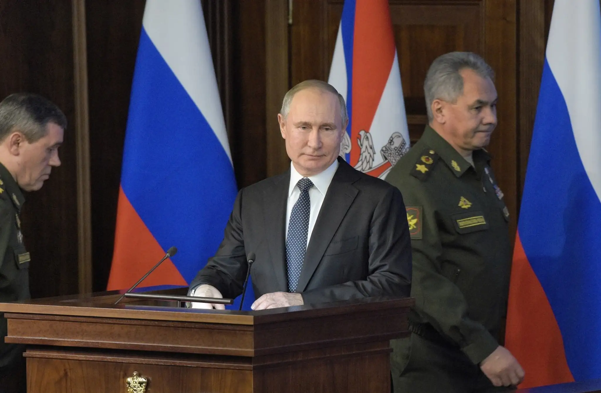 Náčelník generálneho štábu ruských ozbrojených síl Valerij Gerasimov, ruský prezident Vladimir Putin a minister obrany Sergej Šojgu.
