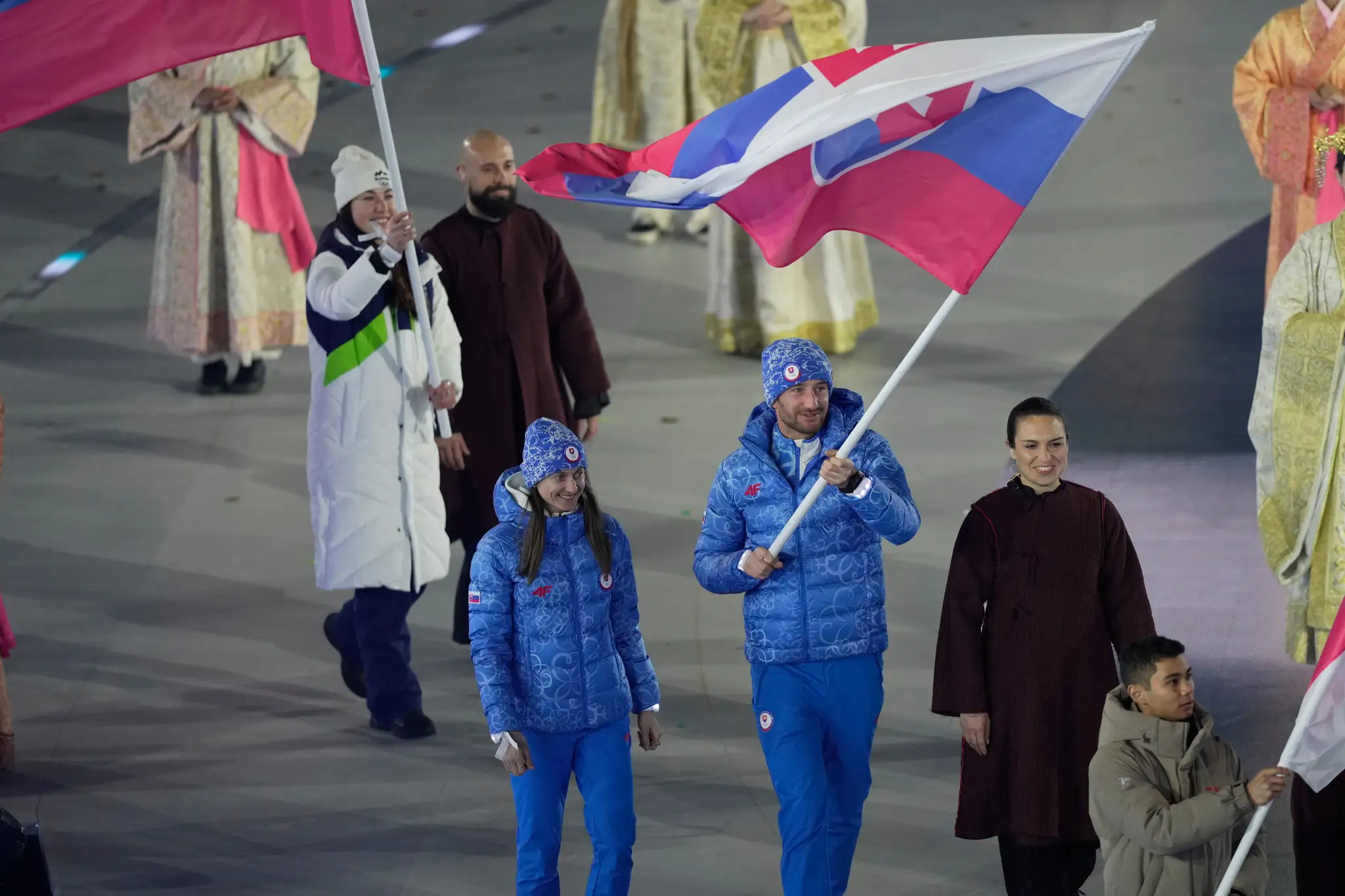 Na snímke slovenskí skialpinisti Jakub Šiarnik a Rebeka Cullyová so slovenskou vlajkou počas záverečného ceremoniálu.