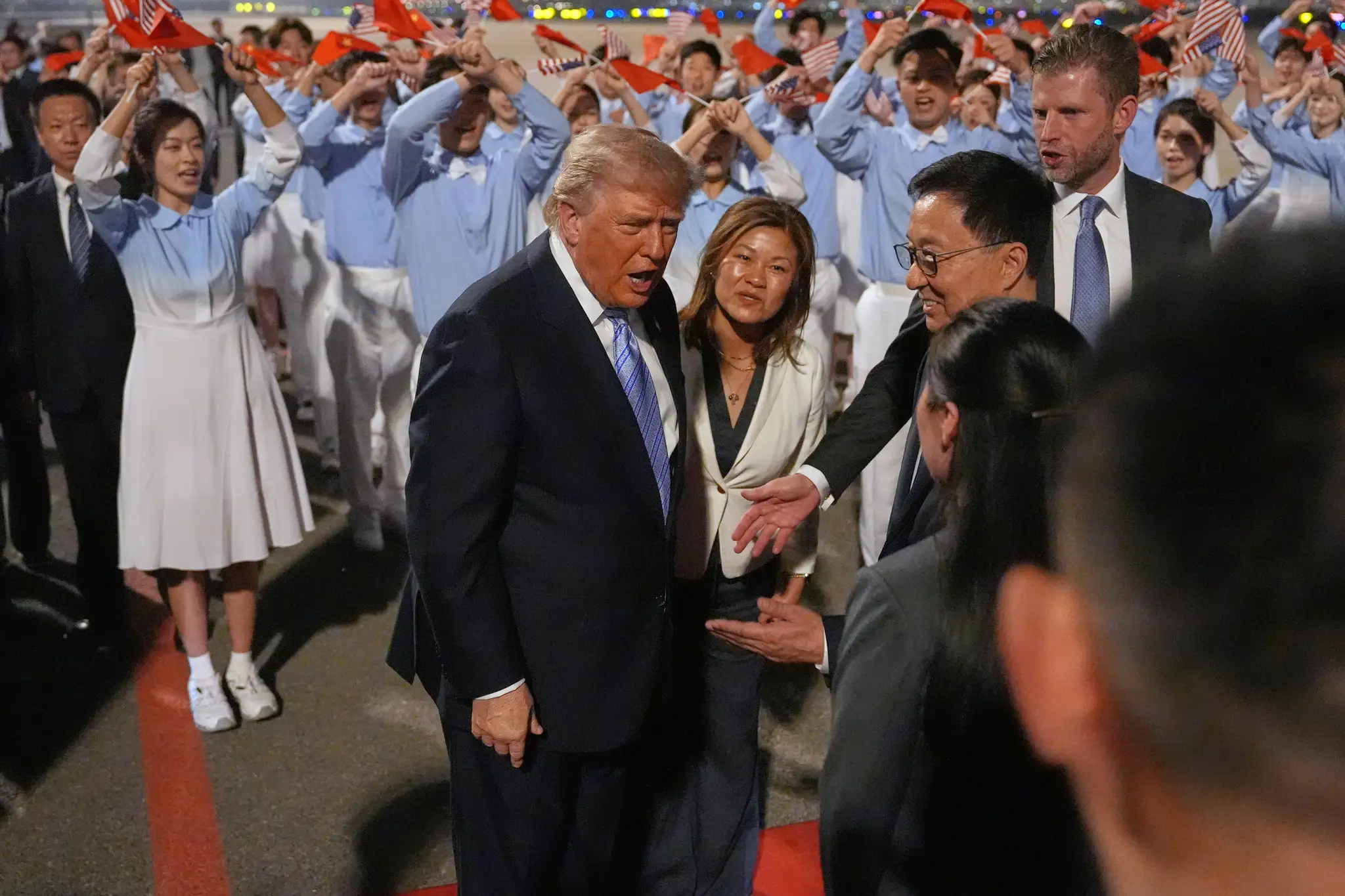 Americký prezident Donald Trump počas uvítacieho ceremoniálu po prílete prezidentským špeciálom Air Force One do Číny.