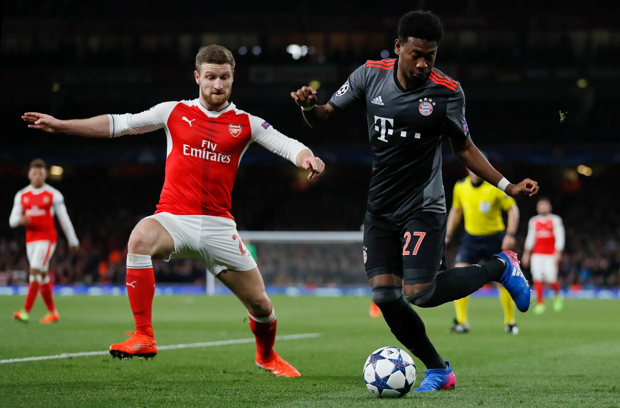 V súboji o loptu Shkodran Mustafi z Arsenalu a David Alaba z Bayernu v osemfinále LM.
