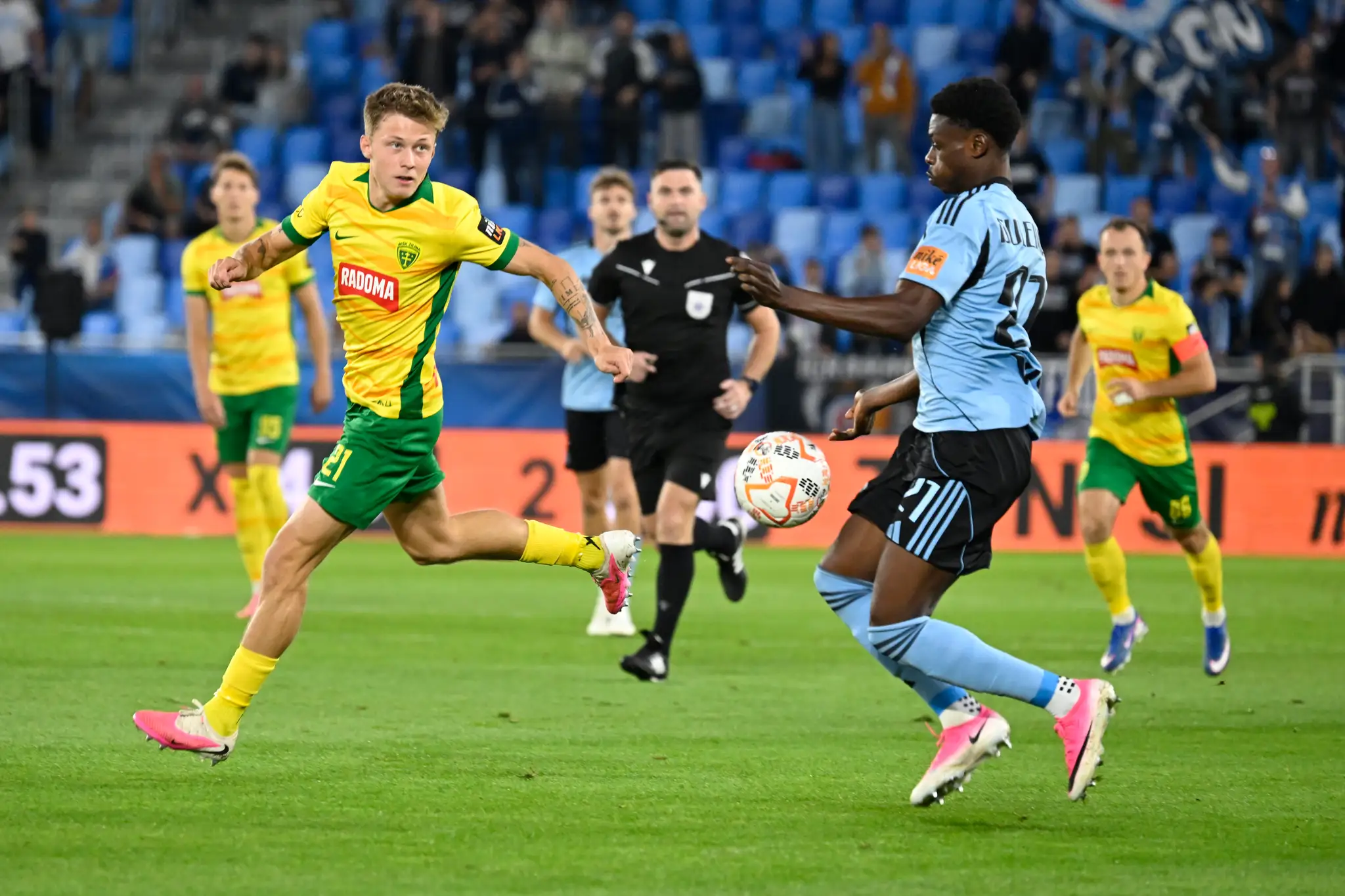 Vpravo Suleiman Camara (Slovan) a vľavo Timotej Hranica (Žilina) v stretnutí 8. kola futbalovej Niké ligy.