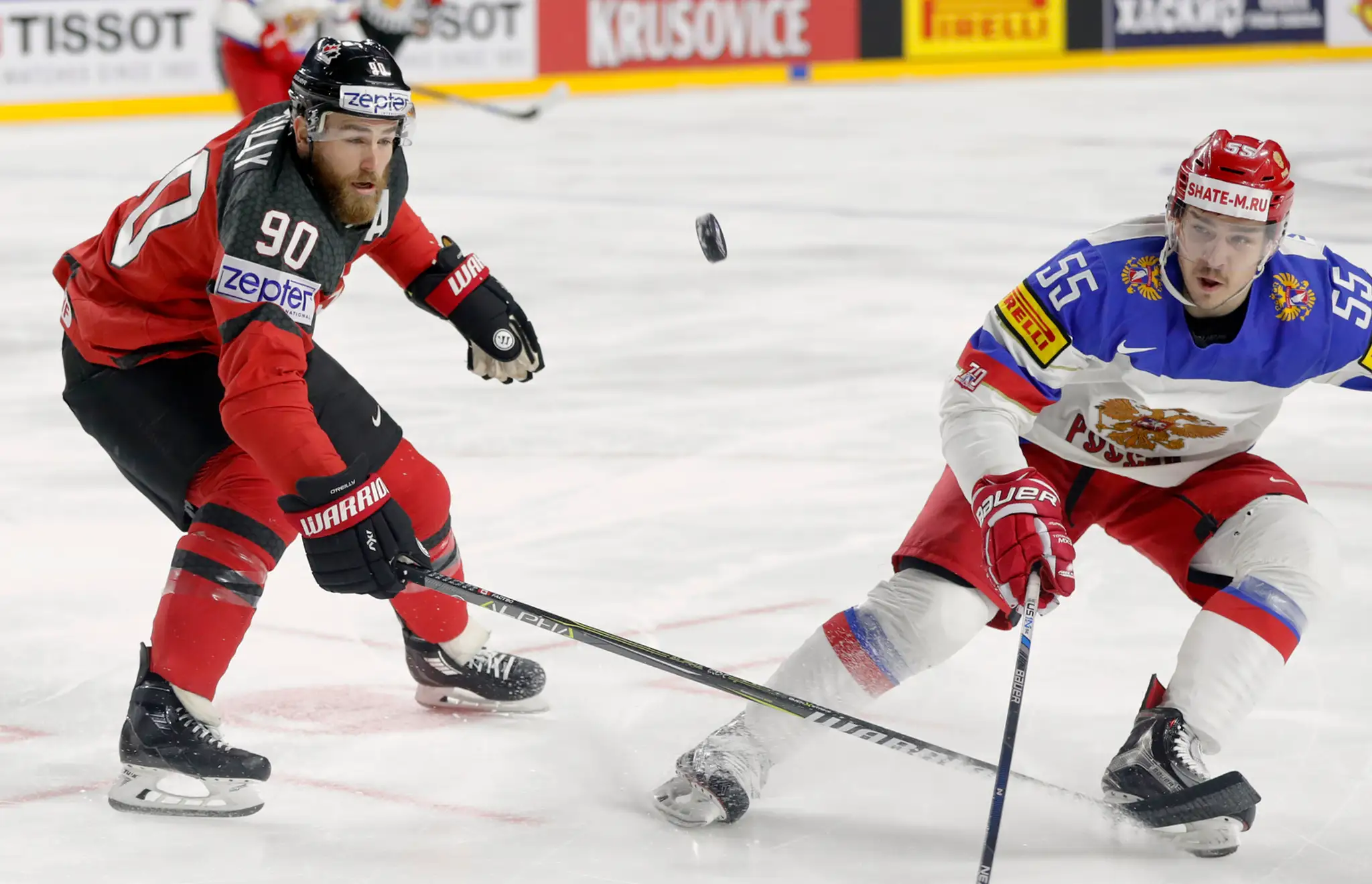 Kanaďan Ryan O'Reilly (vľavo) bojuje o puk v semifinále MS 2017 s Rusom Bogdanom Kiselevičom.