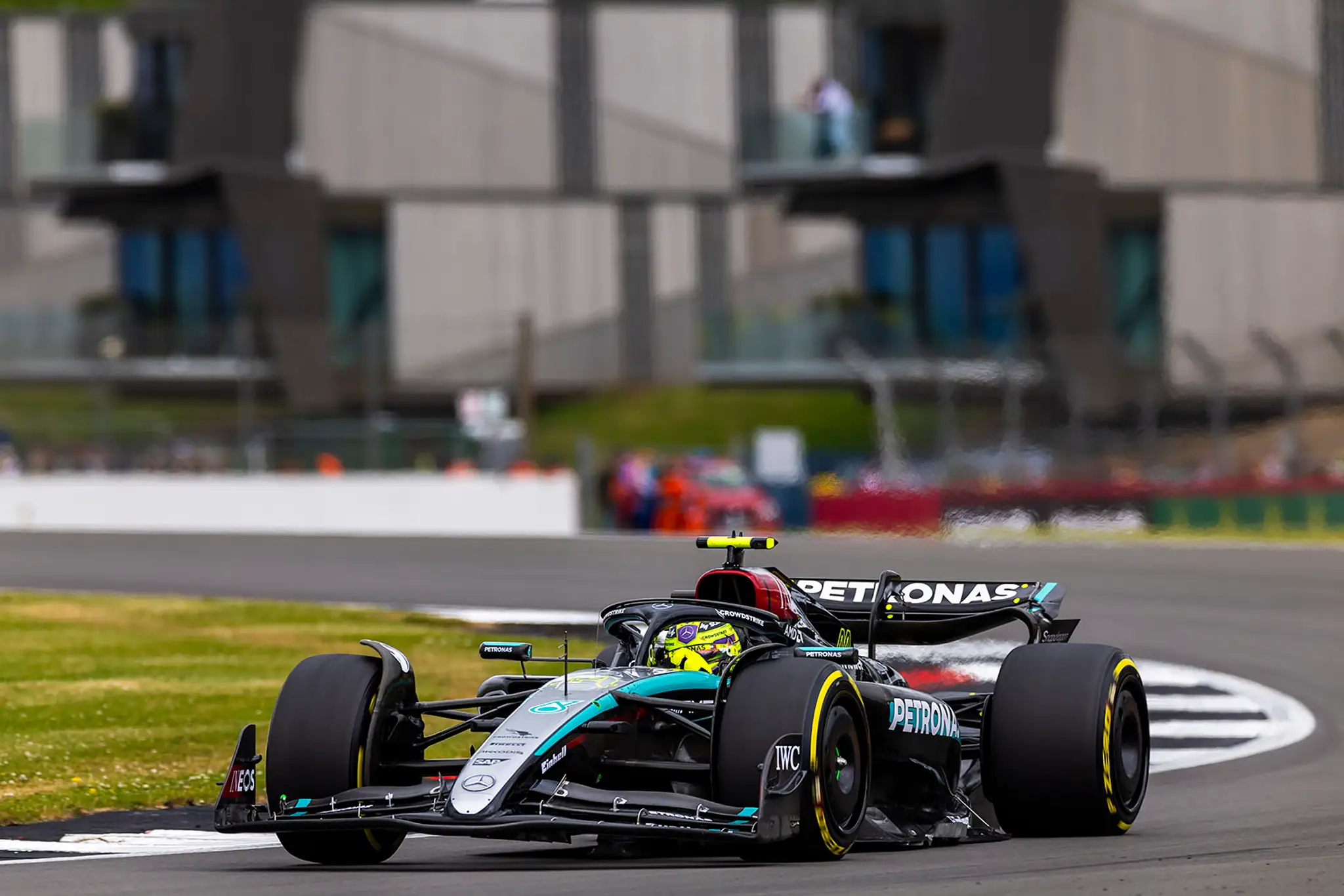 Lewis Hamilton z Mercedesu na domácom okruhu.