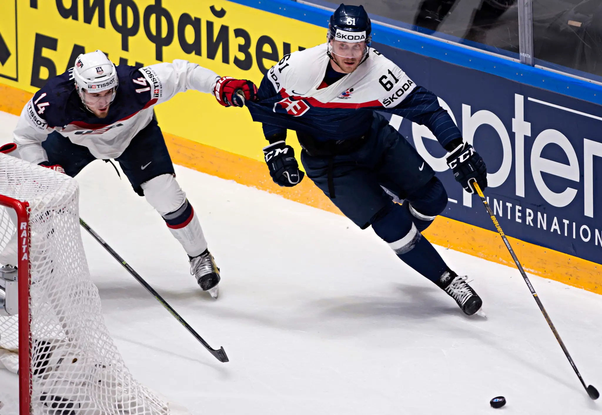 Tyler Motte (USA) sa snaží obrať o puk Mareka Bartánusa.