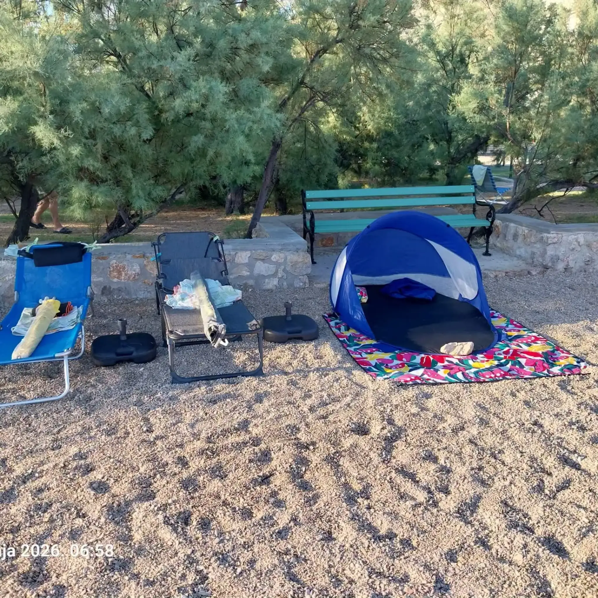 Z verejných priestranstiev odpratávajú uteráky, ležadlá a iné veci, ktoré si tam turisti nechávajú