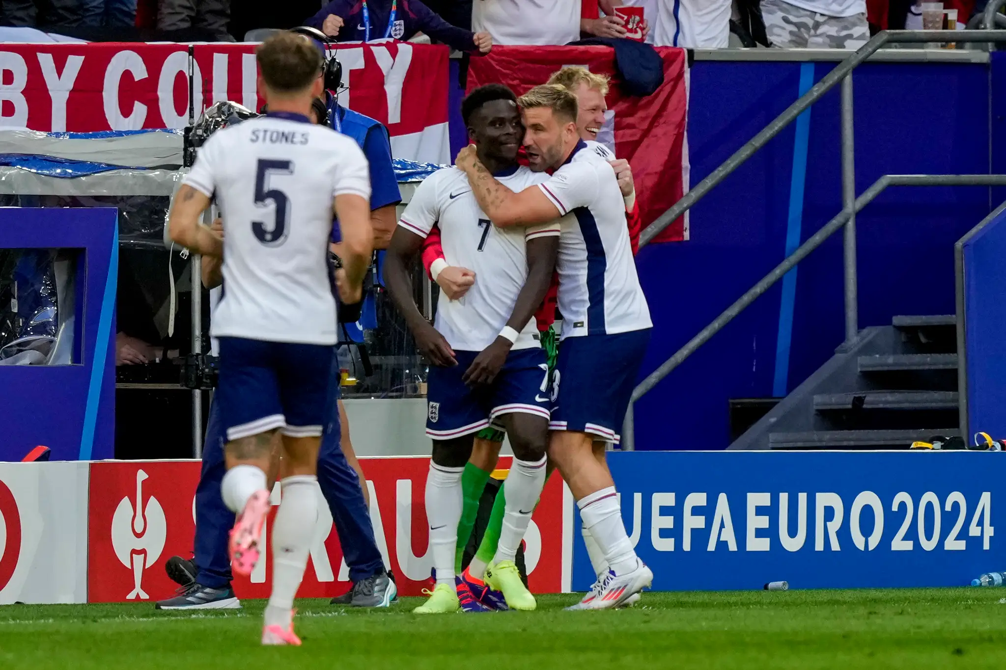 Anglický futbalista Bukayo Saka sa raduje z gólu na 1:1.