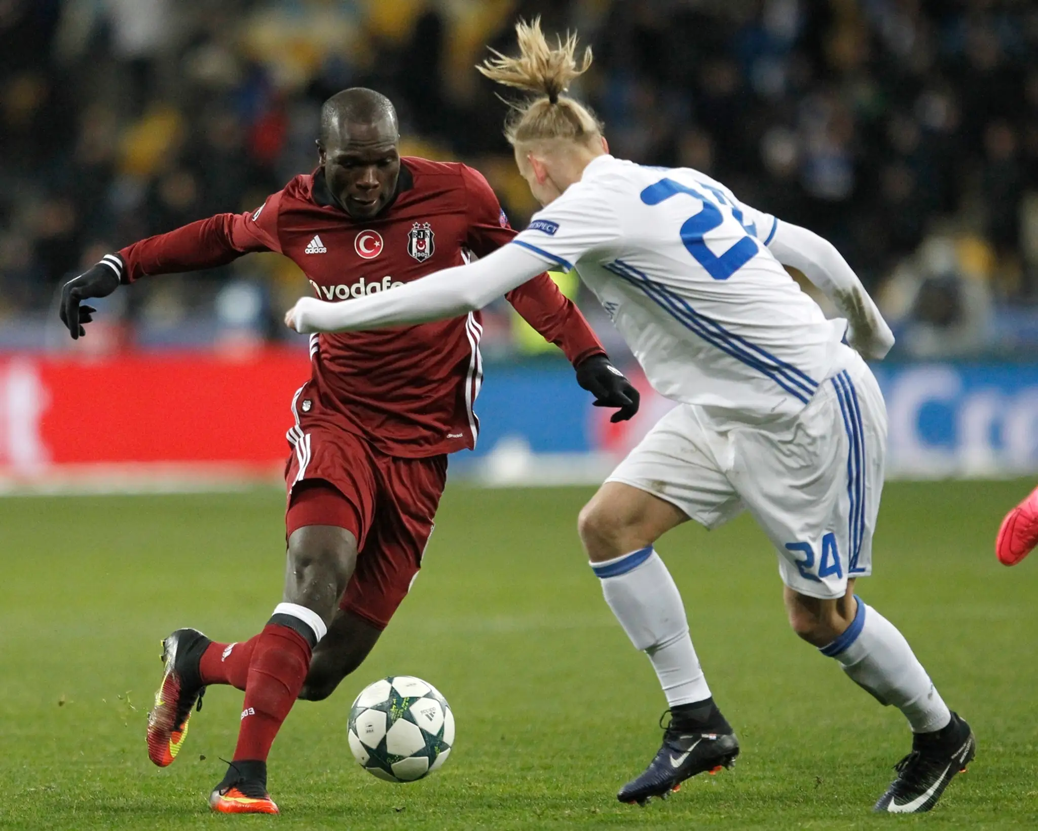 Útočník Besiktasu Vincent Aboubakar (vľavo) sa snaží prejsť cez Domagoja Vidu z Dynama Kyjev v dueli LM.