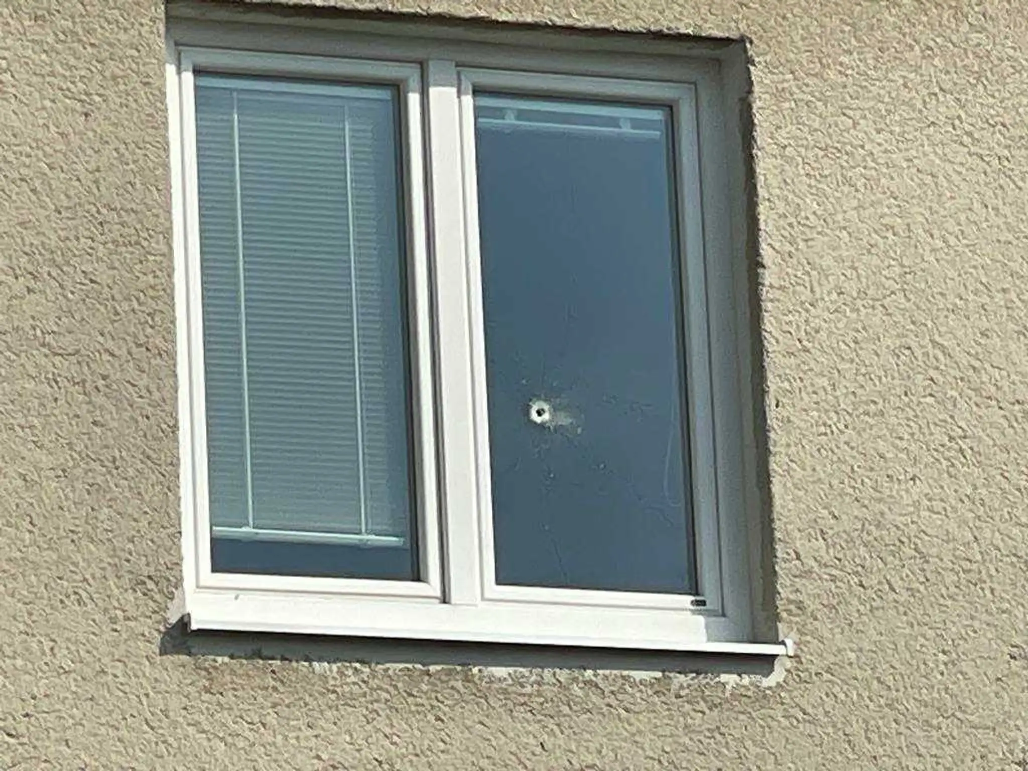 Okno, z ktorého padol výstrel.