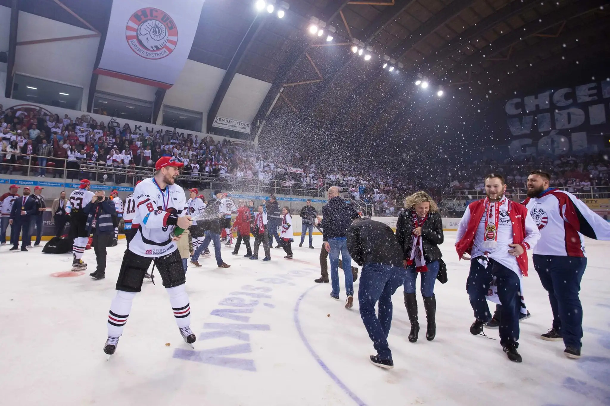 Na snímke hráči HC'05 iClinic Banská Bystrica oslavujú zisk historicky prvého majstrovského titulu