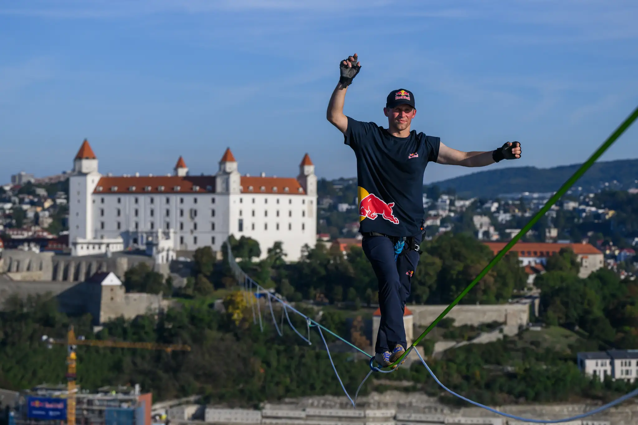 Estónec vo výške 100 metrov nad Bratislavou chce prekonať rekord.