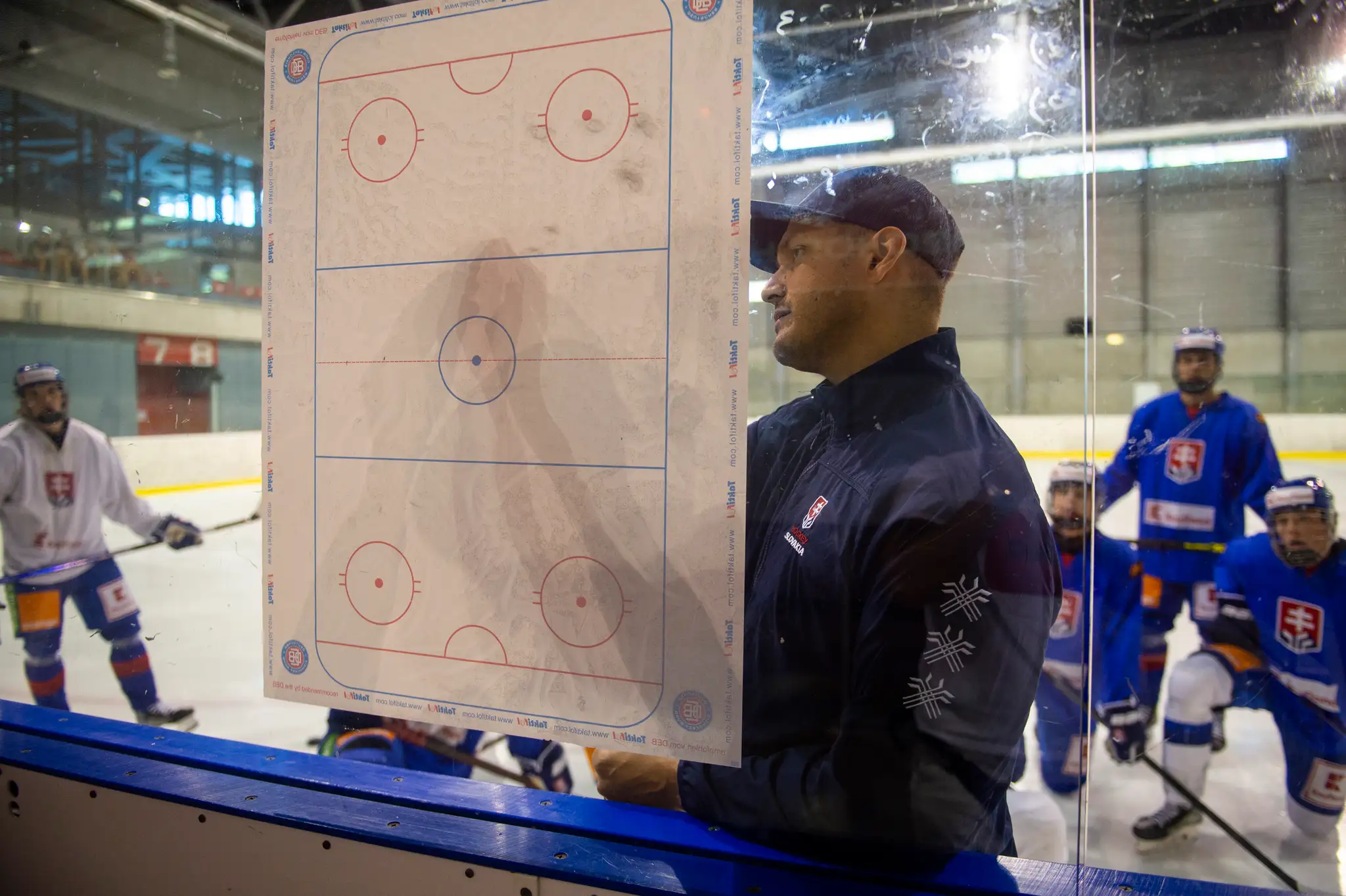 Tréner slovenskej hokejovej reprezentácie do 18 rokov Tibor Tartaľ počas tréningu pred odletom na prestížny Hlinka Gretzky Cup.