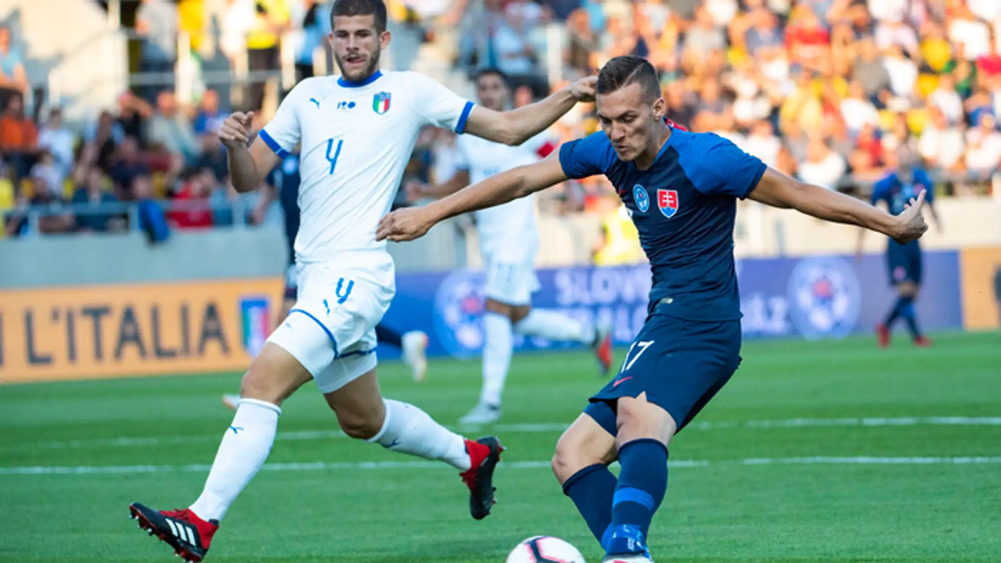 Reprezentant do 21 rokov Lukáš Haraslín (vpravo) a taliansky rovesník Luca Valzania.