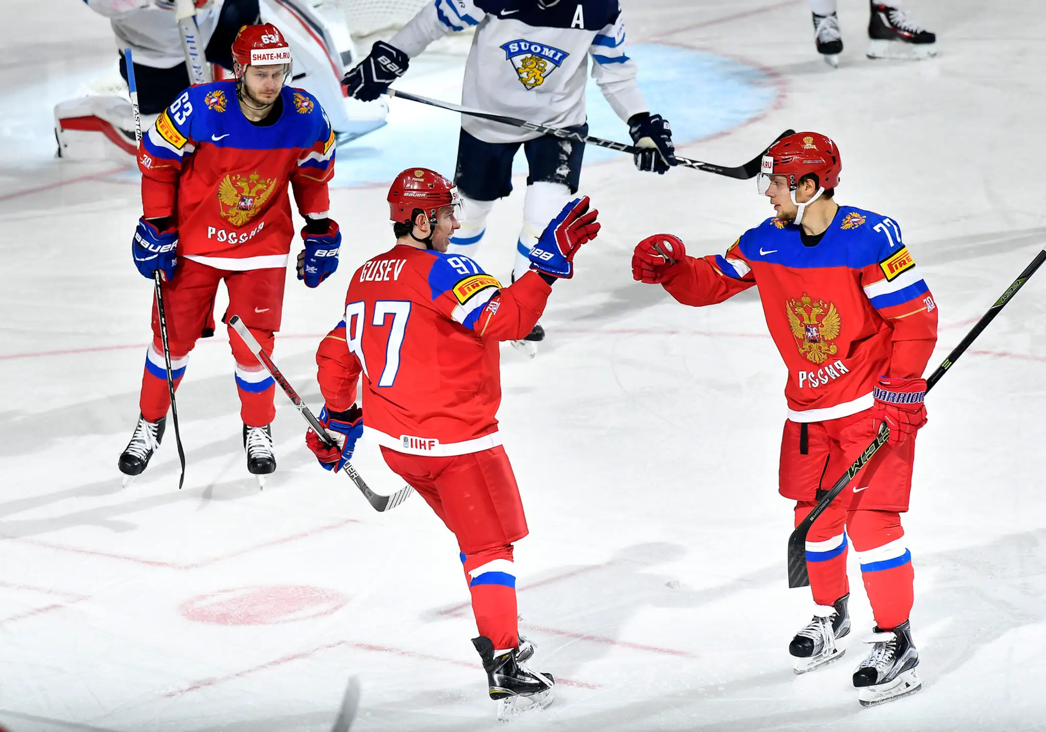 Nikita Gusev (v strede) oslavuje s ruskými spoluhráčmi gól proti Fínsku v dueli o bronz na MS 2017.