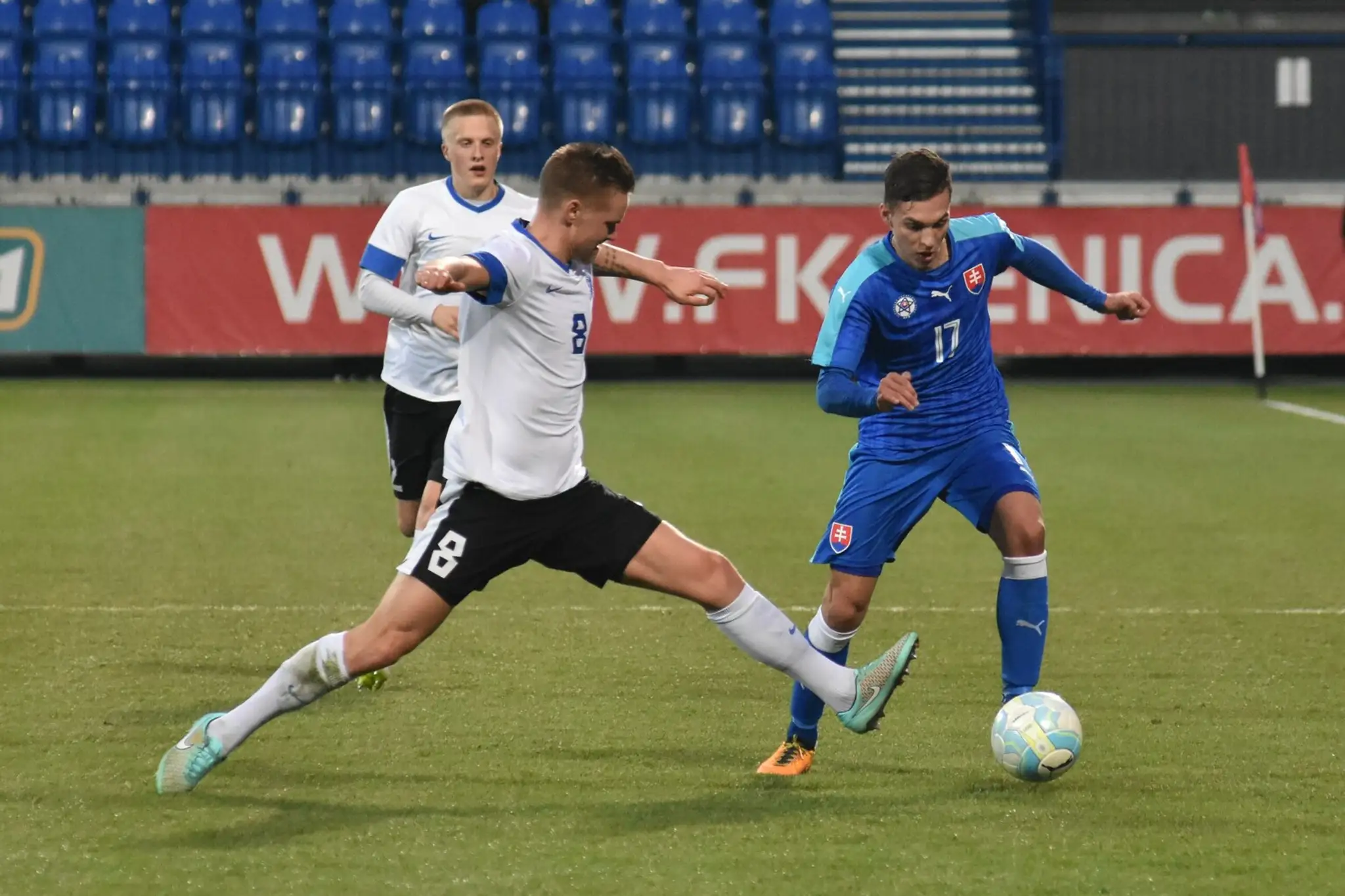 Na snímke vpravo slovenský reprezentant do 21 rokov Lukáš Haraslín, vľavo hráč estónskej reprezentácie do 23 rokov Brent Lepistu