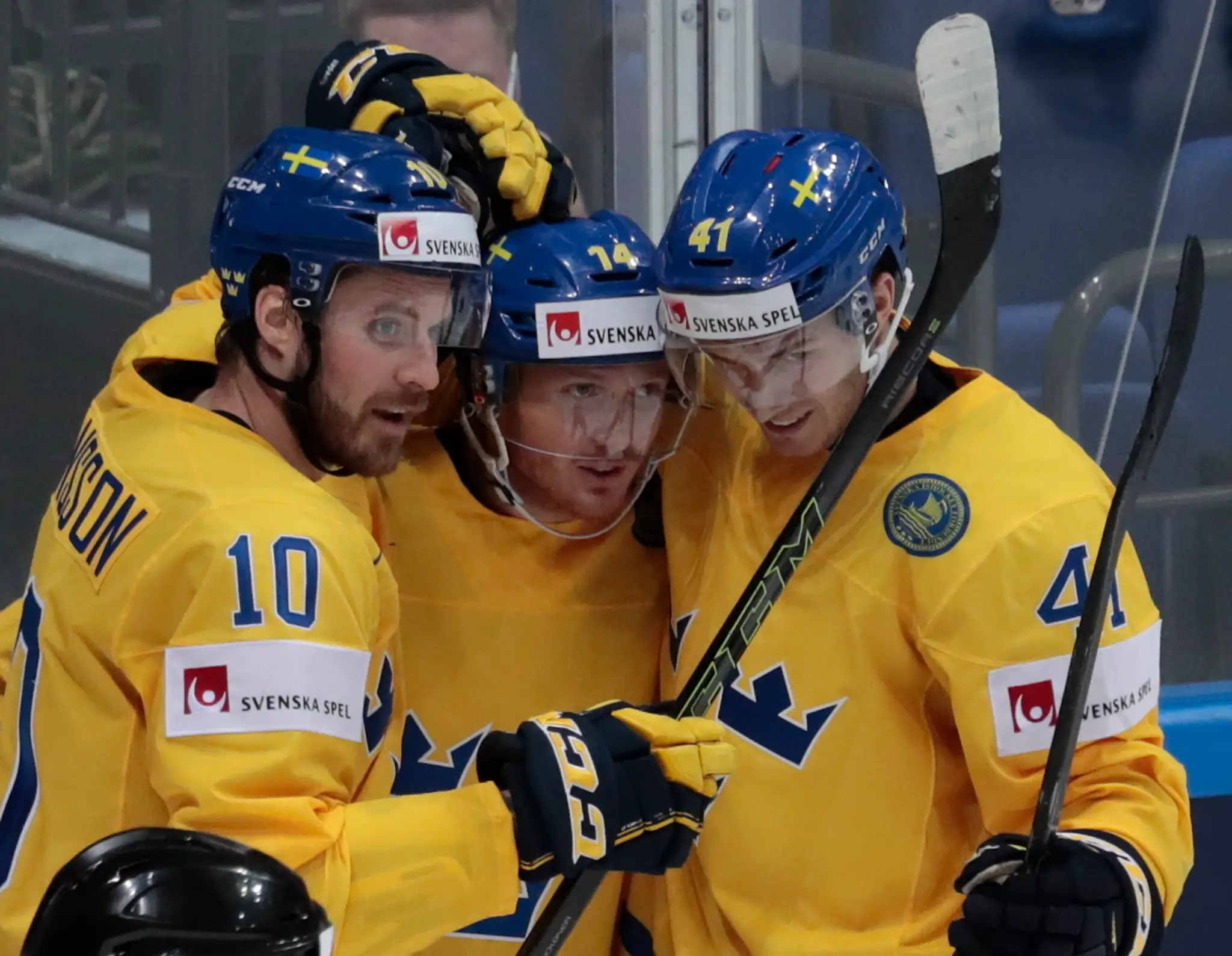 Gustav Nyquist (v strede) oslavuje so švédskymi spoluhráčmi víťazný gól v predĺžení do lotyšskej siete počas duelu MS v Rusku.