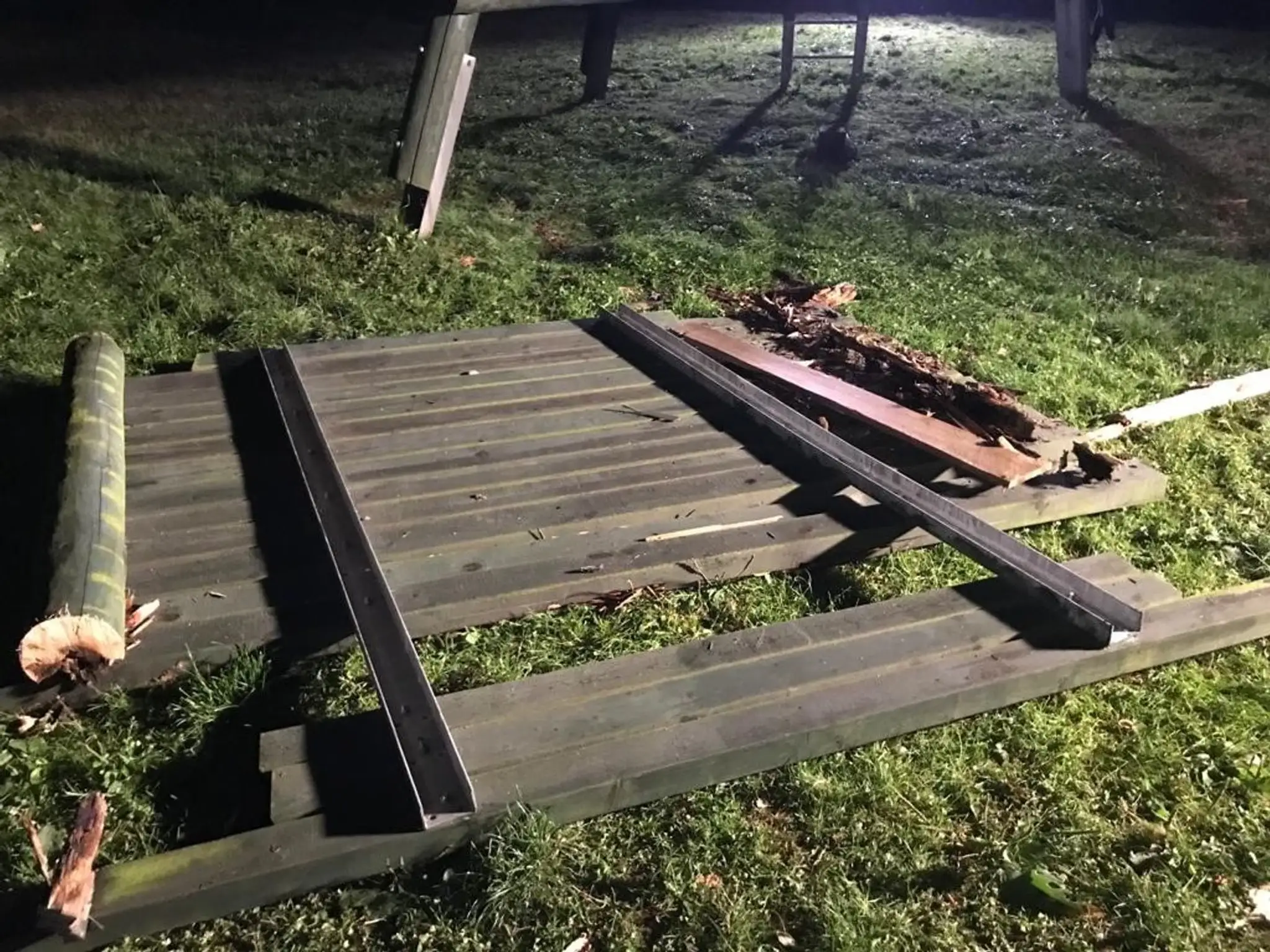 Nosníky odtrhnutej plošiny boli očividne prehnité.