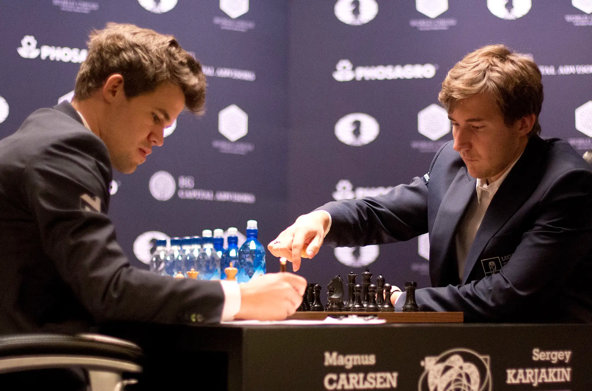 Nórsky šachista Magnus Carlsen (vľavo) a Rus Sergej Karjakin počas 8. partie zápasu o titul majstra sveta v šachu.