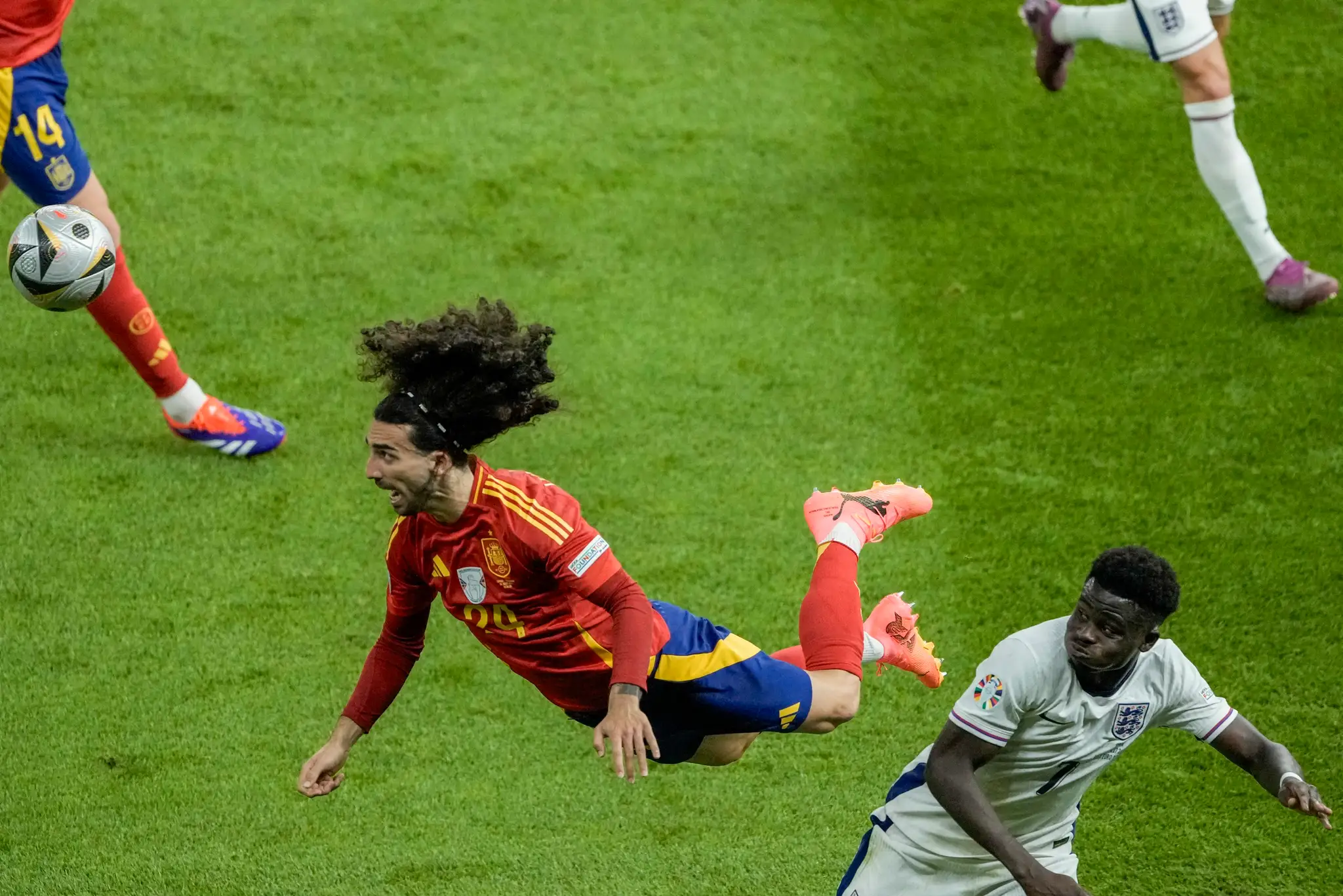 Zľava Španiel Marc Cucurella a Angličan Bukayo Saka vo finále ME 2024.