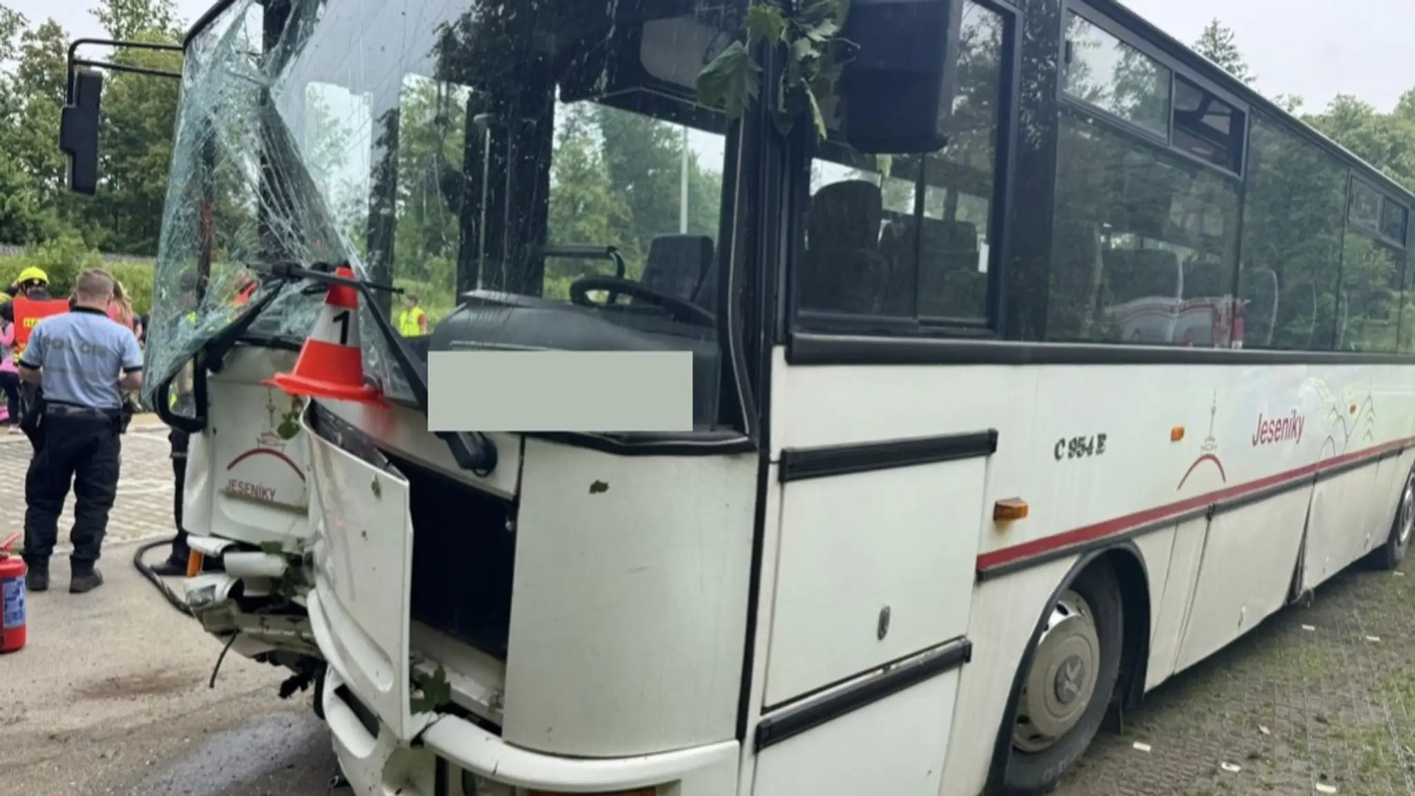 Autobus plný detí narazil v Jeseníkoch do stromu
