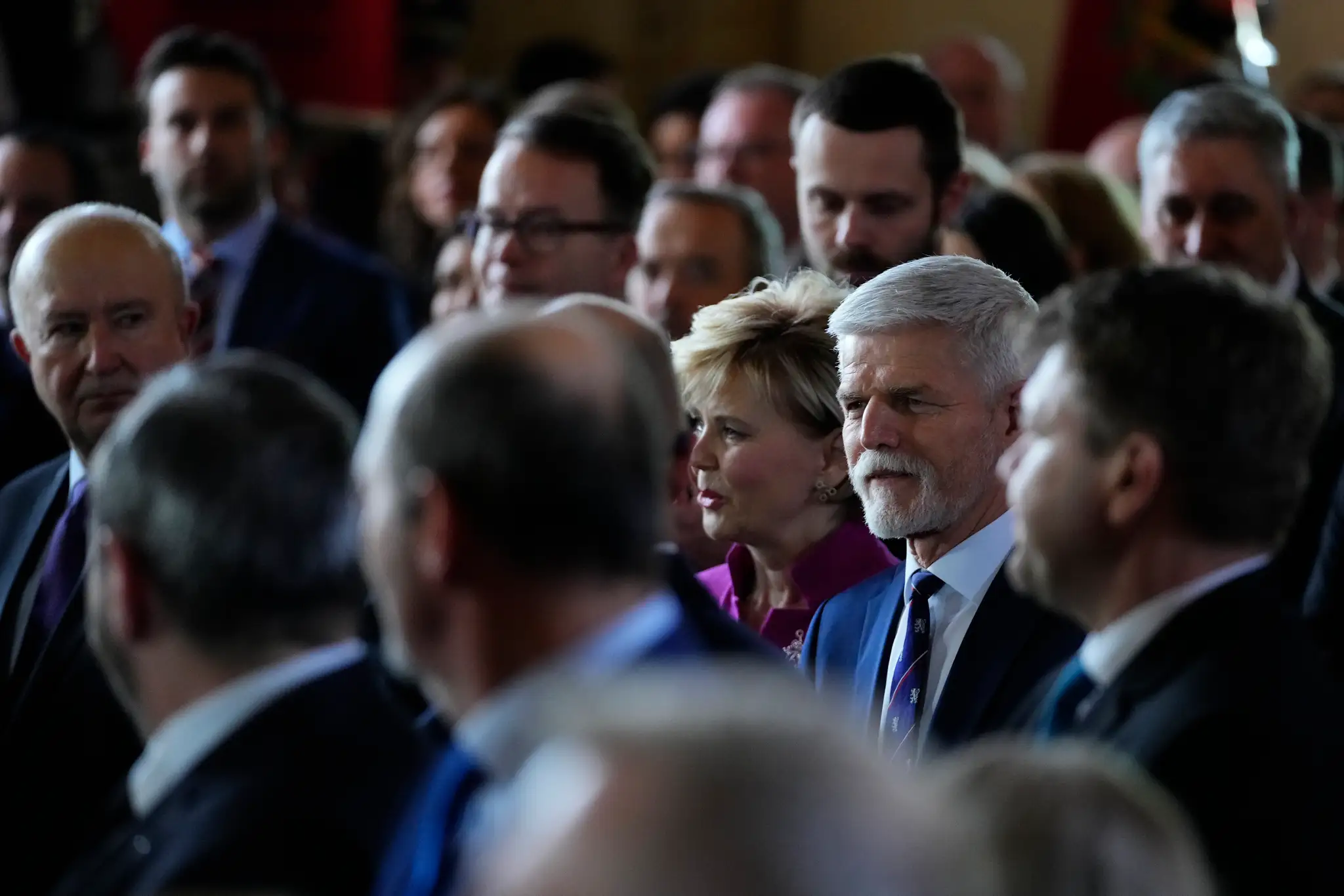 Český novozvolený prezident Petr Pavel (uprostred vpravo) so svojou manželkou Evou kráča okolo hostí pred jeho inauguráciou na Pražskom hrade.