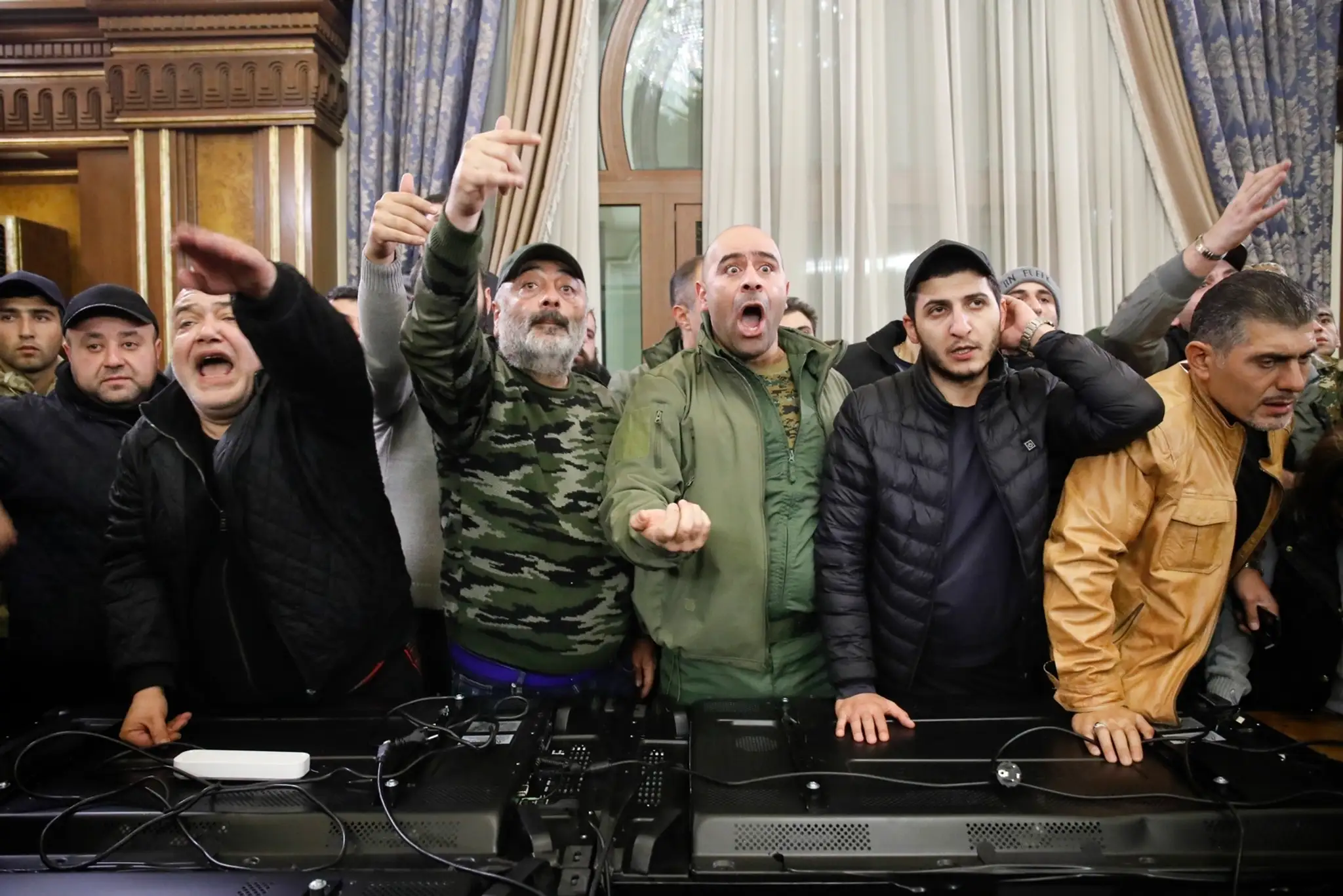 Ľudia protestujú proti podpísaniu dohody o ukončení vojny v Karabachu po tom, čo sa vlámali do budovy parlamentu 10. novembra 20