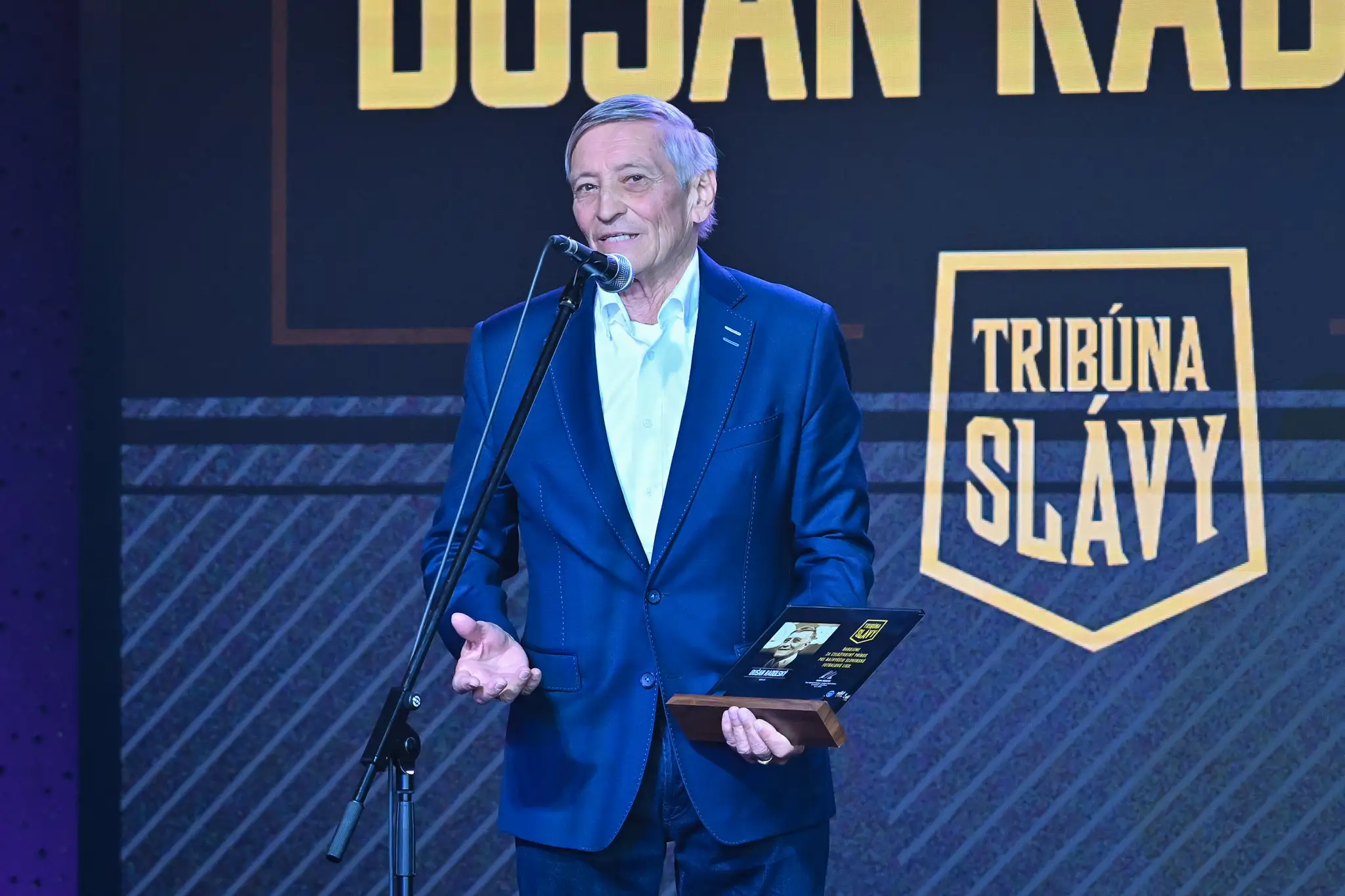 Už nezmazateľne tróni v sieni slávy.